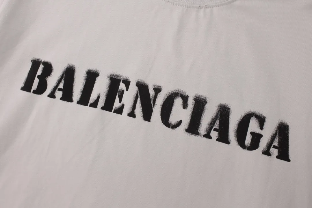 🅿️216 Real photos [Top version. Official website quality] BALENCI*GA/Paris. 2024 new style blurred letter LOGO printed ready-to-wear worn long-sleeved T-shirt. Brick cabinets are synchronized. Genuine products are developed at the first time, and you can print and compare! The fabric is made of Paris ZP custom-woven and dyed cotton double yarn. Weighing 260 grams, the cloth surface is clean. The cloth pattern is clear, soft and comfortable. The threads are dyed with no color difference. The classic LOGO is printed with environmentally friendly imported materials and dot direct printing technology, with a three-dimensional effect. Restored brick cabinet. Ready-made clothes are worn and worn, different market currency, welcome to compare, the version adopts OS loose shoulder version. Same style for men and women Coding: BL225038 Color: black, off-white Size: XS S M L