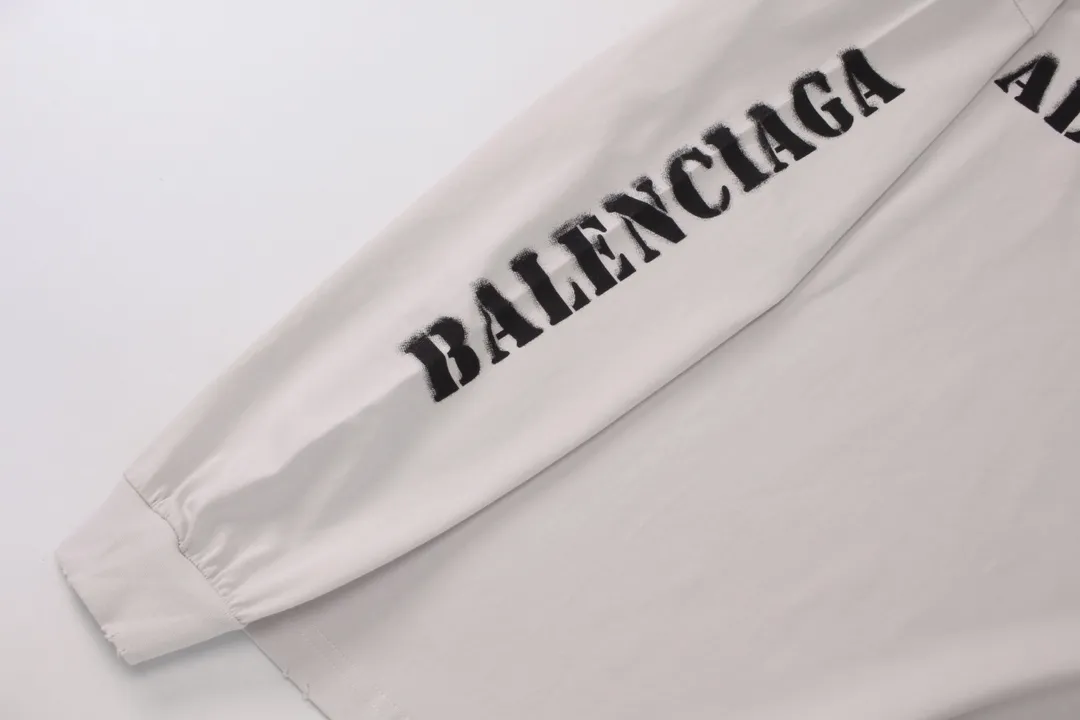 🅿️216 Real photos [Top version. Official website quality] BALENCI*GA/Paris. 2024 new style blurred letter LOGO printed ready-to-wear worn long-sleeved T-shirt. Brick cabinets are synchronized. Genuine products are developed at the first time, and you can print and compare! The fabric is made of Paris ZP custom-woven and dyed cotton double yarn. Weighing 260 grams, the cloth surface is clean. The cloth pattern is clear, soft and comfortable. The threads are dyed with no color difference. The classic LOGO is printed with environmentally friendly imported materials and dot direct printing technology, with a three-dimensional effect. Restored brick cabinet. Ready-made clothes are worn and worn, different market currency, welcome to compare, the version adopts OS loose shoulder version. Same style for men and women Coding: BL225038 Color: black, off-white Size: XS S M L