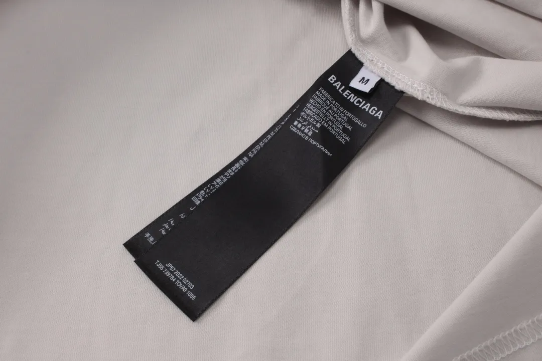 🅿️216 Real photos [Top version. Official website quality] BALENCI*GA/Paris. 2024 new style blurred letter LOGO printed ready-to-wear worn long-sleeved T-shirt. Brick cabinets are synchronized. Genuine products are developed at the first time, and you can print and compare! The fabric is made of Paris ZP custom-woven and dyed cotton double yarn. Weighing 260 grams, the cloth surface is clean. The cloth pattern is clear, soft and comfortable. The threads are dyed with no color difference. The classic LOGO is printed with environmentally friendly imported materials and dot direct printing technology, with a three-dimensional effect. Restored brick cabinet. Ready-made clothes are worn and worn, different market currency, welcome to compare, the version adopts OS loose shoulder version. Same style for men and women Coding: BL225038 Color: black, off-white Size: XS S M L