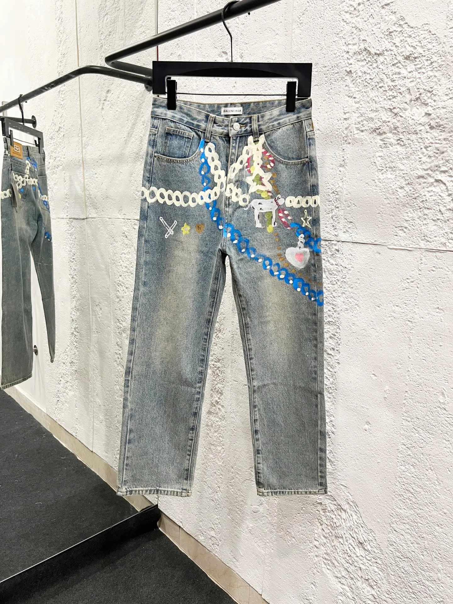 🅿️260 Style number: H943 Balenciaga & BALENCIAGA SS25 1981M distressed washed candy chain 3D printed jeans for men and women, blue, top ceiling quality, styles with different washed textures, very friendly to people with thin legs and thick legs, the straight and slim version is very flattering to the leg shape, timeless and moderate length, easy to match with casual, basic styling for various styles, a must-have in the wardrobe! The fabric is stiff but also makes the upper body soft without losing texture. The washing process is even more perfect. It is a must-have item for everyone! ! ! Washed wheat, hang tag, pants label, three labels complete Color: blue Size: 28, 30, 32, 34, 36