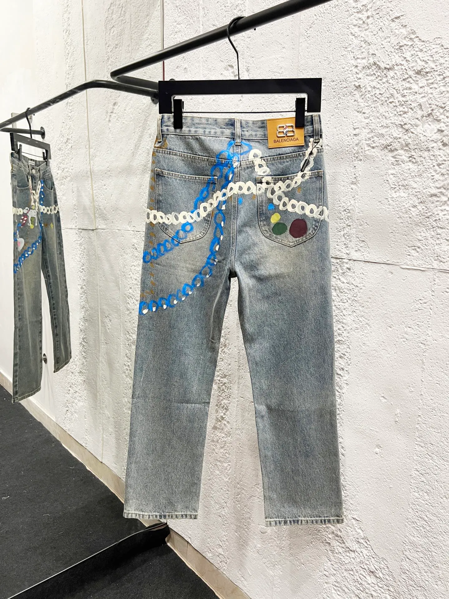 🅿️260 Style number: H943 Balenciaga & BALENCIAGA SS25 1981M distressed washed candy chain 3D printed jeans for men and women, blue, top ceiling quality, styles with different washed textures, very friendly to people with thin legs and thick legs, the straight and slim version is very flattering to the leg shape, timeless and moderate length, easy to match with casual, basic styling for various styles, a must-have in the wardrobe! The fabric is stiff but also makes the upper body soft without losing texture. The washing process is even more perfect. It is a must-have item for everyone! ! ! Washed wheat, hang tag, pants label, three labels complete Color: blue Size: 28, 30, 32, 34, 36