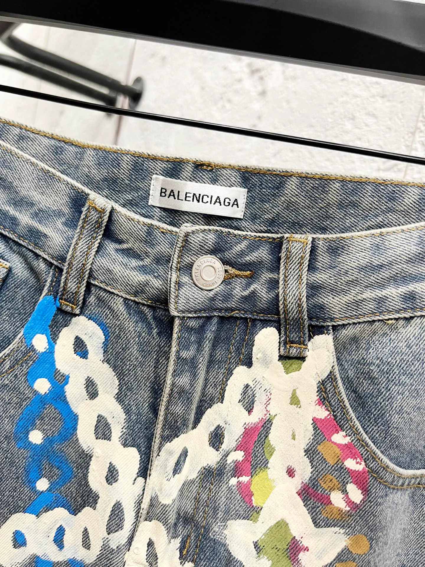 🅿️260 Style number: H943 Balenciaga & BALENCIAGA SS25 1981M distressed washed candy chain 3D printed jeans for men and women, blue, top ceiling quality, styles with different washed textures, very friendly to people with thin legs and thick legs, the straight and slim version is very flattering to the leg shape, timeless and moderate length, easy to match with casual, basic styling for various styles, a must-have in the wardrobe! The fabric is stiff but also makes the upper body soft without losing texture. The washing process is even more perfect. It is a must-have item for everyone! ! ! Washed wheat, hang tag, pants label, three labels complete Color: blue Size: 28, 30, 32, 34, 36