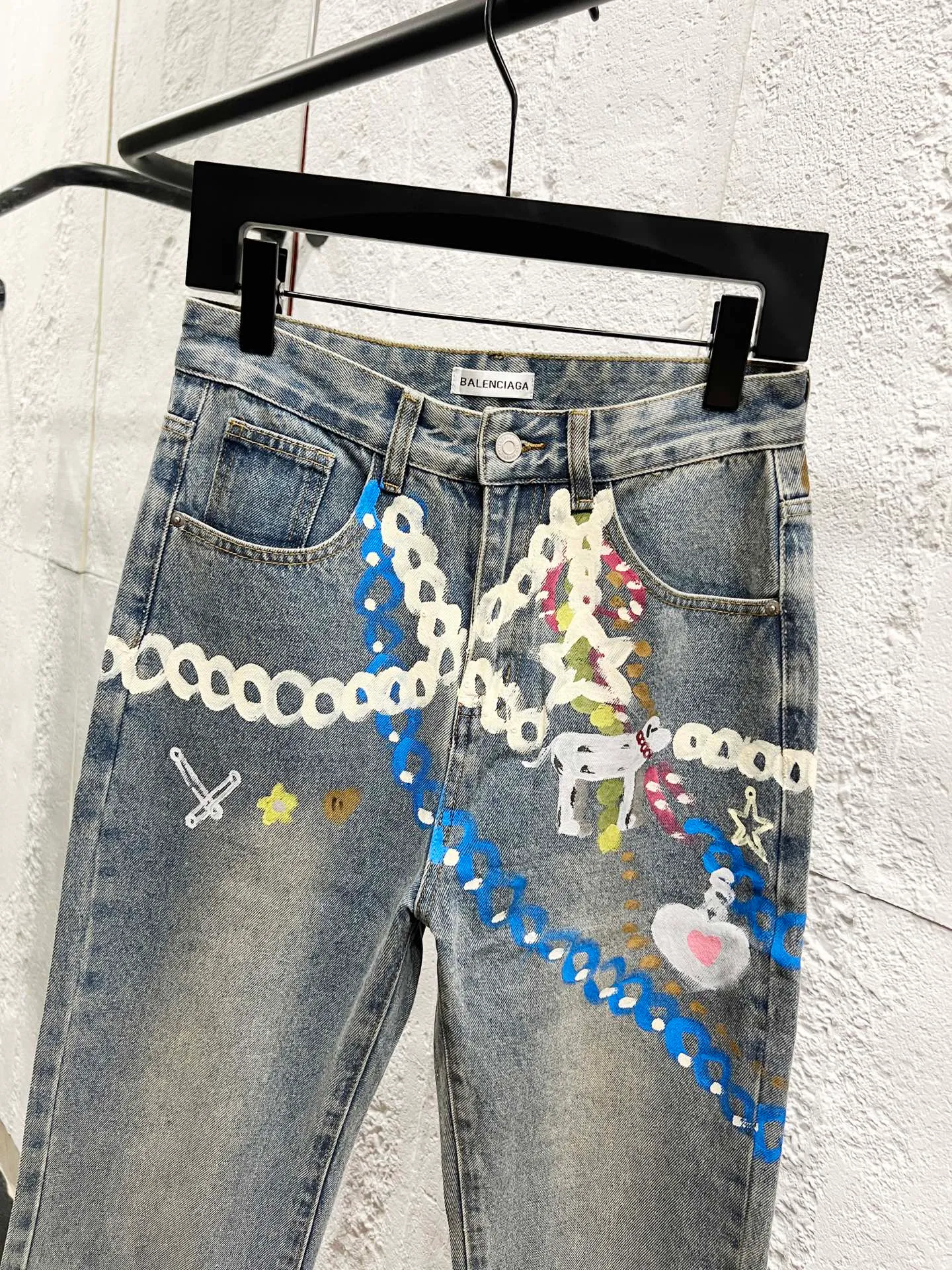 🅿️260 Style number: H943 Balenciaga & BALENCIAGA SS25 1981M distressed washed candy chain 3D printed jeans for men and women, blue, top ceiling quality, styles with different washed textures, very friendly to people with thin legs and thick legs, the straight and slim version is very flattering to the leg shape, timeless and moderate length, easy to match with casual, basic styling for various styles, a must-have in the wardrobe! The fabric is stiff but also makes the upper body soft without losing texture. The washing process is even more perfect. It is a must-have item for everyone! ! ! Washed wheat, hang tag, pants label, three labels complete Color: blue Size: 28, 30, 32, 34, 36