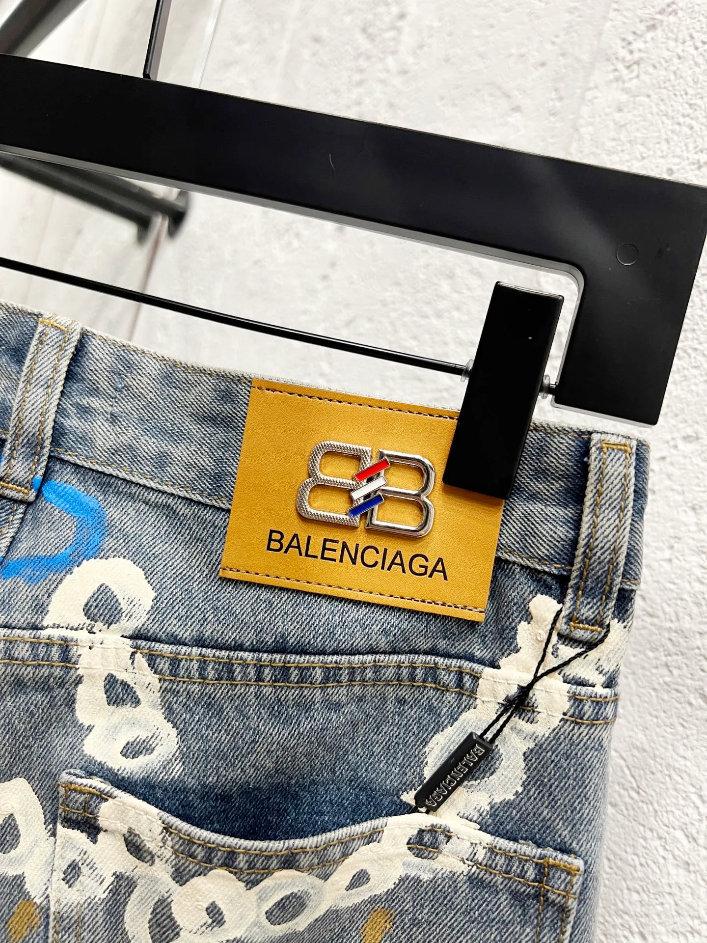 🅿️260 Style number: H943 Balenciaga & BALENCIAGA SS25 1981M distressed washed candy chain 3D printed jeans for men and women, blue, top ceiling quality, styles with different washed textures, very friendly to people with thin legs and thick legs, the straight and slim version is very flattering to the leg shape, timeless and moderate length, easy to match with casual, basic styling for various styles, a must-have in the wardrobe! The fabric is stiff but also makes the upper body soft without losing texture. The washing process is even more perfect. It is a must-have item for everyone! ! ! Washed wheat, hang tag, pants label, three labels complete Color: blue Size: 28, 30, 32, 34, 36