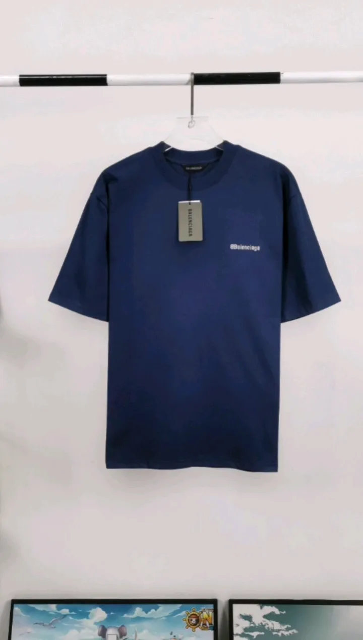 Real shot of the video————The top tested version of BALENCIAGA basic embroidered logo pure cotton loose-fitting fashion brand short-sleeves for men and women. Fabric: 32S 280g super heavy fabric, ready-to-wear wash, soft and comfortable to the touch. Printing: Japanese Tajima embroidery technology is used, the embroidery is accurate, the printing is meticulous and full, and there is no thread skipping. Accessories: Customized full set of BLCG accessories Color: Fluorescent green black gray dark khaki white Size: XS-L P:240
