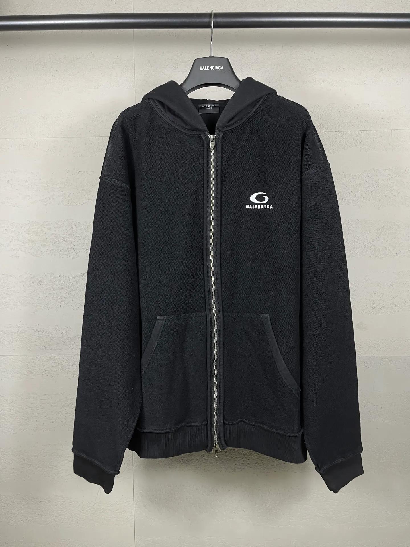 🅿️360 real photos [Top version. Official website quality] BALENCI*GA/2025 new Paris classic LOGO reverse embroidery, washed, distressed, worn, zipper cardigan, hooded sweatshirt. The ready-made garments are stitched on the reverse side and washed, with a full sense of design. Comparisons are welcome. The fabric is made of Paris ZP custom-woven and dyed cotton sweatshirts. Weighing 460 grams, the cloth surface is clean. The cloth pattern is clear, soft and comfortable. The threads are dyed with no color difference. The classic letter LOGO is embroidered on the reverse using an imported Tajima embroidery machine. The effect is three-dimensional. Restore brick cabinet, adopt OS loose shoulder style. Same style for men and women. Code: BL259951 Color: washed black, size: XS S M L