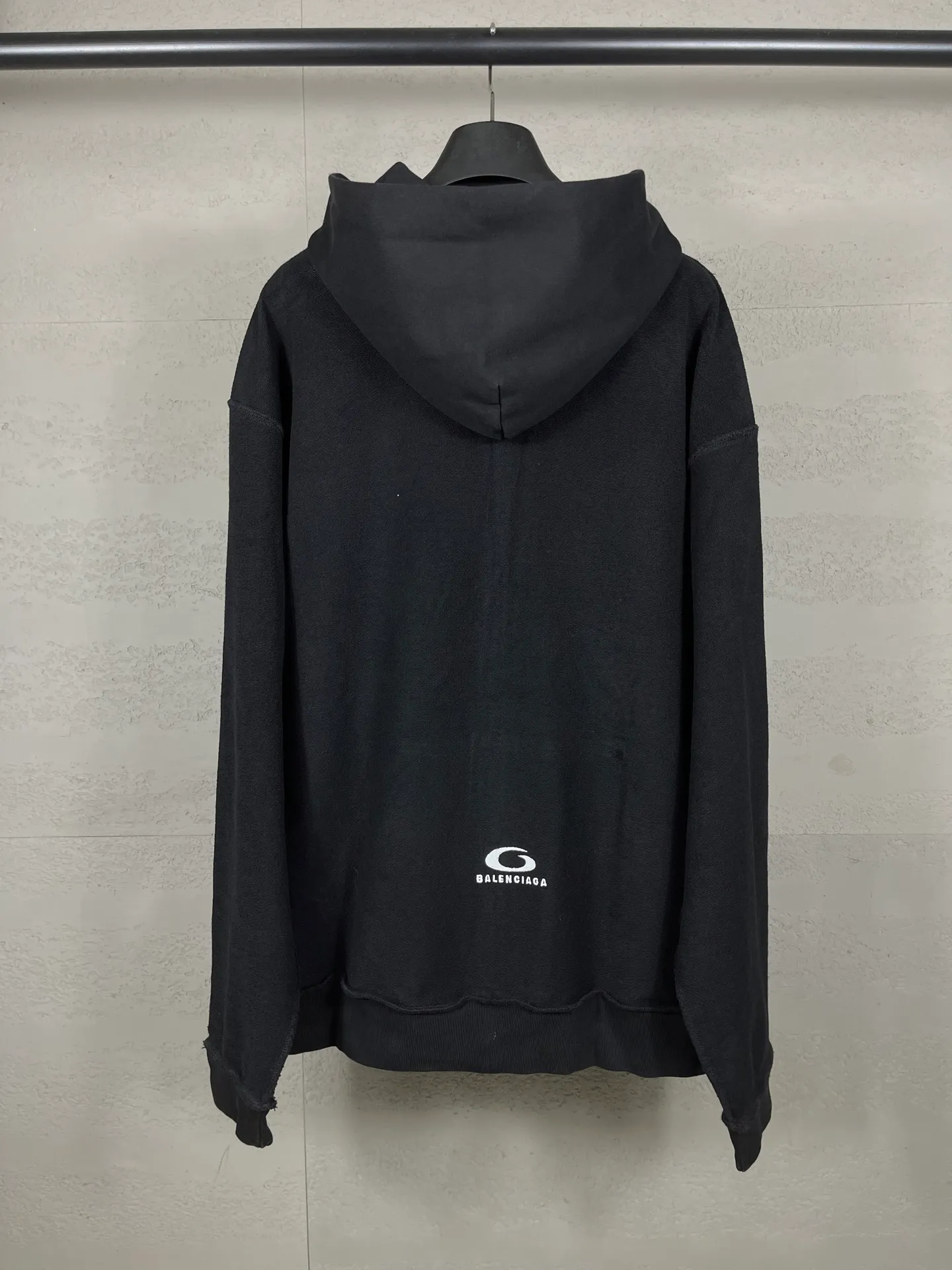 🅿️360 real photos [Top version. Official website quality] BALENCI*GA/2025 new Paris classic LOGO reverse embroidery, washed, distressed, worn, zipper cardigan, hooded sweatshirt. The ready-made garments are stitched on the reverse side and washed, with a full sense of design. Comparisons are welcome. The fabric is made of Paris ZP custom-woven and dyed cotton sweatshirts. Weighing 460 grams, the cloth surface is clean. The cloth pattern is clear, soft and comfortable. The threads are dyed with no color difference. The classic letter LOGO is embroidered on the reverse using an imported Tajima embroidery machine. The effect is three-dimensional. Restore brick cabinet, adopt OS loose shoulder style. Same style for men and women. Code: BL259951 Color: washed black, size: XS S M L