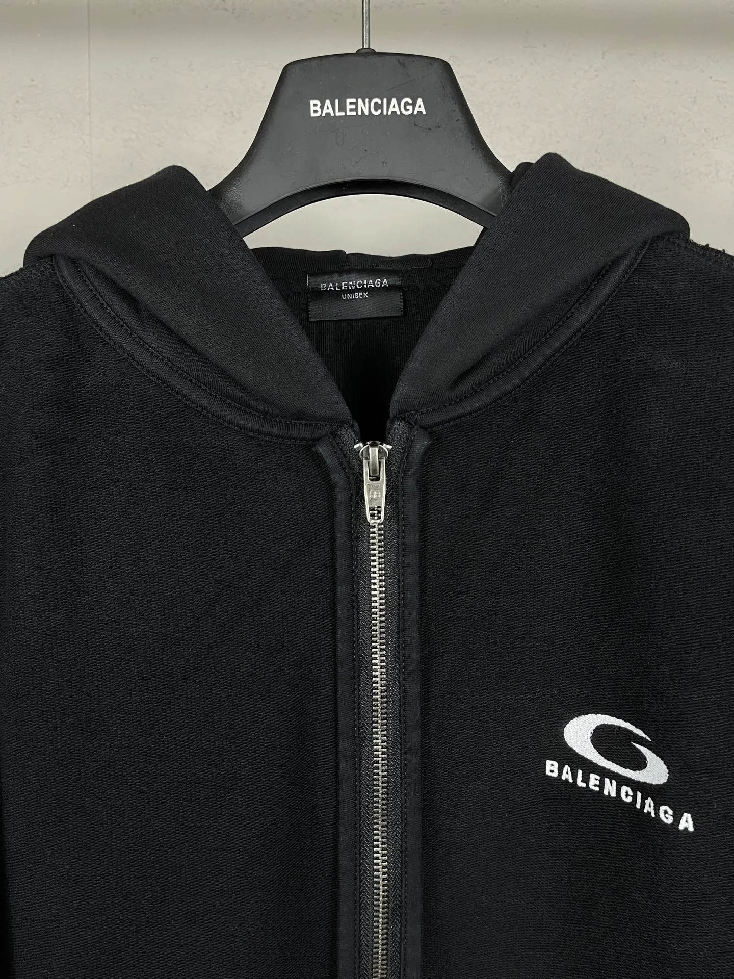 🅿️360 real photos [Top version. Official website quality] BALENCI*GA/2025 new Paris classic LOGO reverse embroidery, washed, distressed, worn, zipper cardigan, hooded sweatshirt. The ready-made garments are stitched on the reverse side and washed, with a full sense of design. Comparisons are welcome. The fabric is made of Paris ZP custom-woven and dyed cotton sweatshirts. Weighing 460 grams, the cloth surface is clean. The cloth pattern is clear, soft and comfortable. The threads are dyed with no color difference. The classic letter LOGO is embroidered on the reverse using an imported Tajima embroidery machine. The effect is three-dimensional. Restore brick cabinet, adopt OS loose shoulder style. Same style for men and women. Code: BL259951 Color: washed black, size: XS S M L