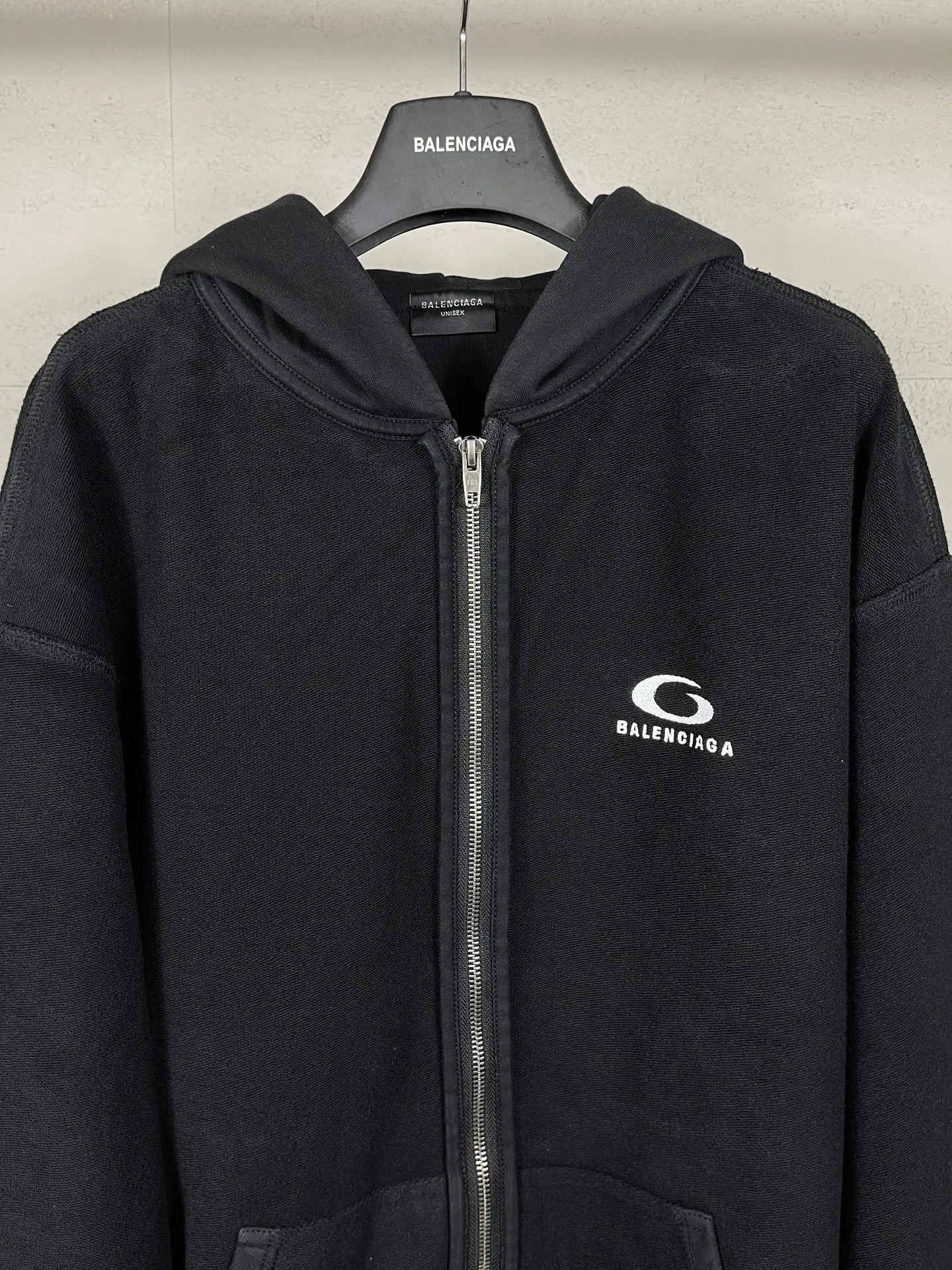 🅿️360 real photos [Top version. Official website quality] BALENCI*GA/2025 new Paris classic LOGO reverse embroidery, washed, distressed, worn, zipper cardigan, hooded sweatshirt. The ready-made garments are stitched on the reverse side and washed, with a full sense of design. Comparisons are welcome. The fabric is made of Paris ZP custom-woven and dyed cotton sweatshirts. Weighing 460 grams, the cloth surface is clean. The cloth pattern is clear, soft and comfortable. The threads are dyed with no color difference. The classic letter LOGO is embroidered on the reverse using an imported Tajima embroidery machine. The effect is three-dimensional. Restore brick cabinet, adopt OS loose shoulder style. Same style for men and women. Code: BL259951 Color: washed black, size: XS S M L