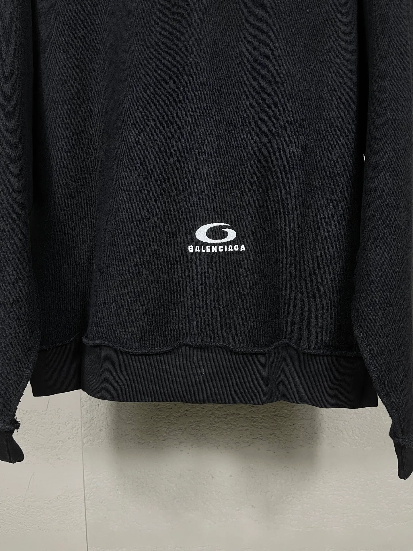 🅿️360 real photos [Top version. Official website quality] BALENCI*GA/2025 new Paris classic LOGO reverse embroidery, washed, distressed, worn, zipper cardigan, hooded sweatshirt. The ready-made garments are stitched on the reverse side and washed, with a full sense of design. Comparisons are welcome. The fabric is made of Paris ZP custom-woven and dyed cotton sweatshirts. Weighing 460 grams, the cloth surface is clean. The cloth pattern is clear, soft and comfortable. The threads are dyed with no color difference. The classic letter LOGO is embroidered on the reverse using an imported Tajima embroidery machine. The effect is three-dimensional. Restore brick cabinet, adopt OS loose shoulder style. Same style for men and women. Code: BL259951 Color: washed black, size: XS S M L