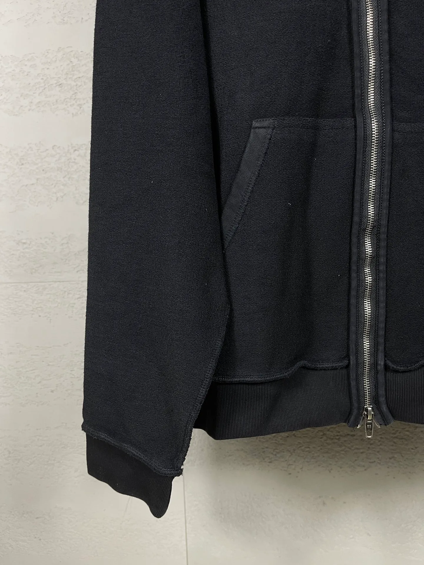 🅿️360 real photos [Top version. Official website quality] BALENCI*GA/2025 new Paris classic LOGO reverse embroidery, washed, distressed, worn, zipper cardigan, hooded sweatshirt. The ready-made garments are stitched on the reverse side and washed, with a full sense of design. Comparisons are welcome. The fabric is made of Paris ZP custom-woven and dyed cotton sweatshirts. Weighing 460 grams, the cloth surface is clean. The cloth pattern is clear, soft and comfortable. The threads are dyed with no color difference. The classic letter LOGO is embroidered on the reverse using an imported Tajima embroidery machine. The effect is three-dimensional. Restore brick cabinet, adopt OS loose shoulder style. Same style for men and women. Code: BL259951 Color: washed black, size: XS S M L