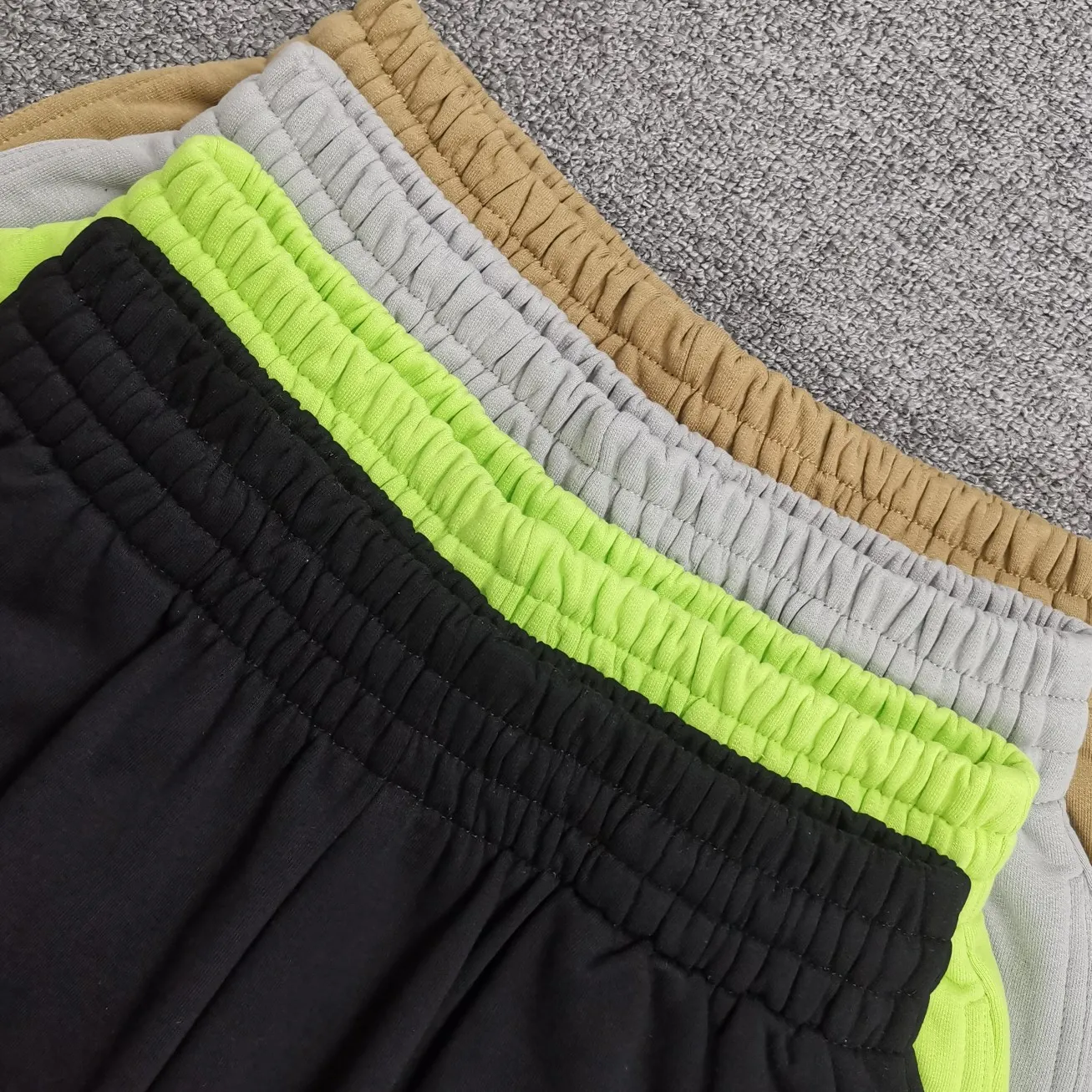 The top tested version of BALENCIAGA basic embroidered cotton loose shorts for men and women, the same trendy brand shorts for men and women. Fabric: Customized fish scale terry cotton fabric 440 grams, super heavy, ready-to-wear washable, soft and comfortable to the touch. Printing: Japanese Tajima embroidery technology is used, the embroidery is accurate, the printing is meticulous and full, and there is no thread skipping. Accessories: Complete set of customized BLCG accessories Color: Fluorescent green black gray dark khaki Size: XS-L P:310
