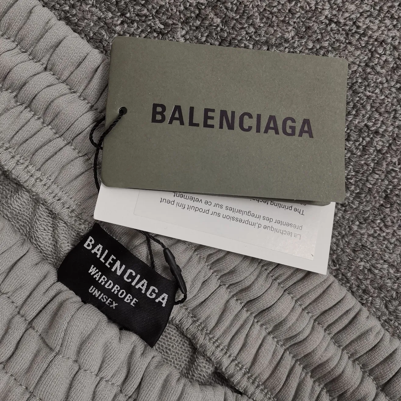 The top tested version of BALENCIAGA basic embroidered cotton loose shorts for men and women, the same trendy brand shorts for men and women. Fabric: Customized fish scale terry cotton fabric 440 grams, super heavy, ready-to-wear washable, soft and comfortable to the touch. Printing: Japanese Tajima embroidery technology is used, the embroidery is accurate, the printing is meticulous and full, and there is no thread skipping. Accessories: Complete set of customized BLCG accessories Color: Fluorescent green black gray dark khaki Size: XS-L P:310