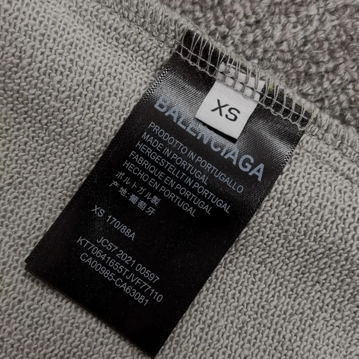 The top tested version of BALENCIAGA basic embroidered cotton loose shorts for men and women, the same trendy brand shorts for men and women. Fabric: Customized fish scale terry cotton fabric 440 grams, super heavy, ready-to-wear washable, soft and comfortable to the touch. Printing: Japanese Tajima embroidery technology is used, the embroidery is accurate, the printing is meticulous and full, and there is no thread skipping. Accessories: Complete set of customized BLCG accessories Color: Fluorescent green black gray dark khaki Size: XS-L P:310
