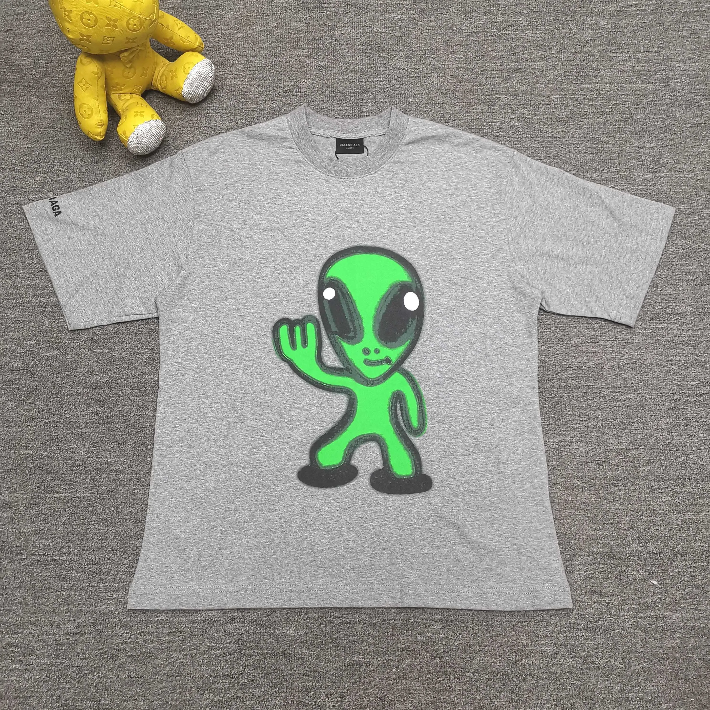 [Top version. Official website quality] BALENCI*GA/25 new style. The front is directly printed with hithg there + dripley art work + luminous effect, aliens are printed on the front, smiley faces are printed on the back, short-sleeved T-shirt with embroidered letters on the right sleeve # SS25 latest style. Research and development at the first time, different market currencies. Comparisons welcome. The fabric is made of Paris ZP custom-woven and dyed cotton double yarn. Weighing 260 grams, the cloth surface is clean. The cloth pattern is clear, soft and comfortable. The threads are dyed with no color difference. Printing adopts computer direct printing. Jubie market currency. Welcome to compare. The version adopts OS loose shoulder design. Same style for men and women. Color: off-white, black, floral gray. Size: XS S M L P260