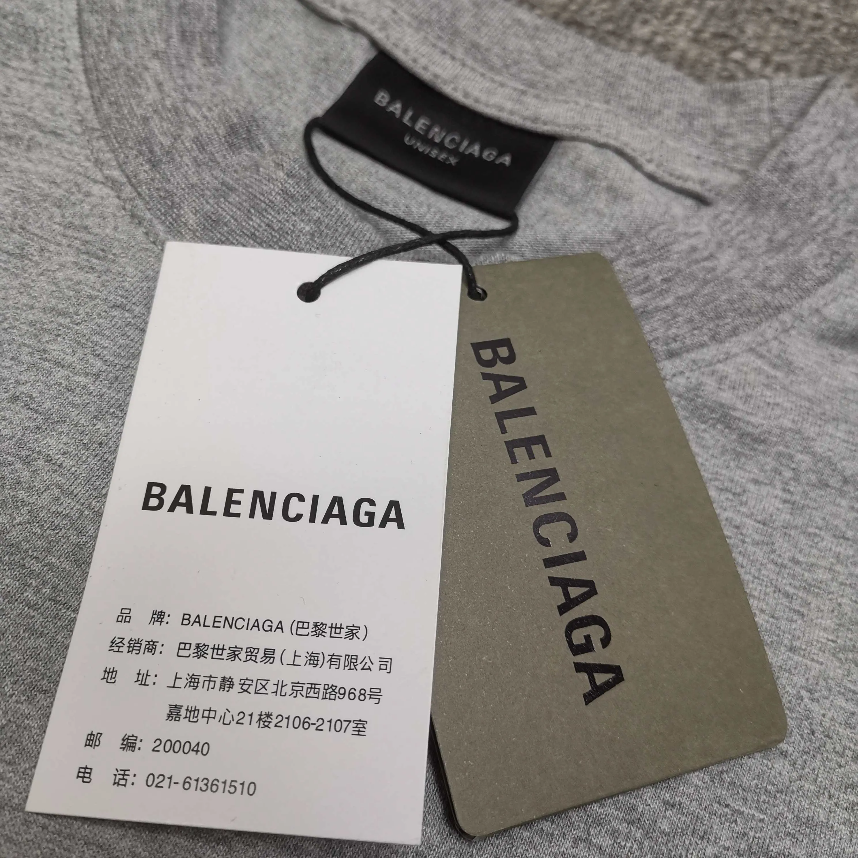 [Top version. Official website quality] BALENCI*GA/25 new style. The front is directly printed with hithg there + dripley art work + luminous effect, aliens are printed on the front, smiley faces are printed on the back, short-sleeved T-shirt with embroidered letters on the right sleeve # SS25 latest style. Research and development at the first time, different market currencies. Comparisons welcome. The fabric is made of Paris ZP custom-woven and dyed cotton double yarn. Weighing 260 grams, the cloth surface is clean. The cloth pattern is clear, soft and comfortable. The threads are dyed with no color difference. Printing adopts computer direct printing. Jubie market currency. Welcome to compare. The version adopts OS loose shoulder design. Same style for men and women. Color: off-white, black, floral gray. Size: XS S M L P260