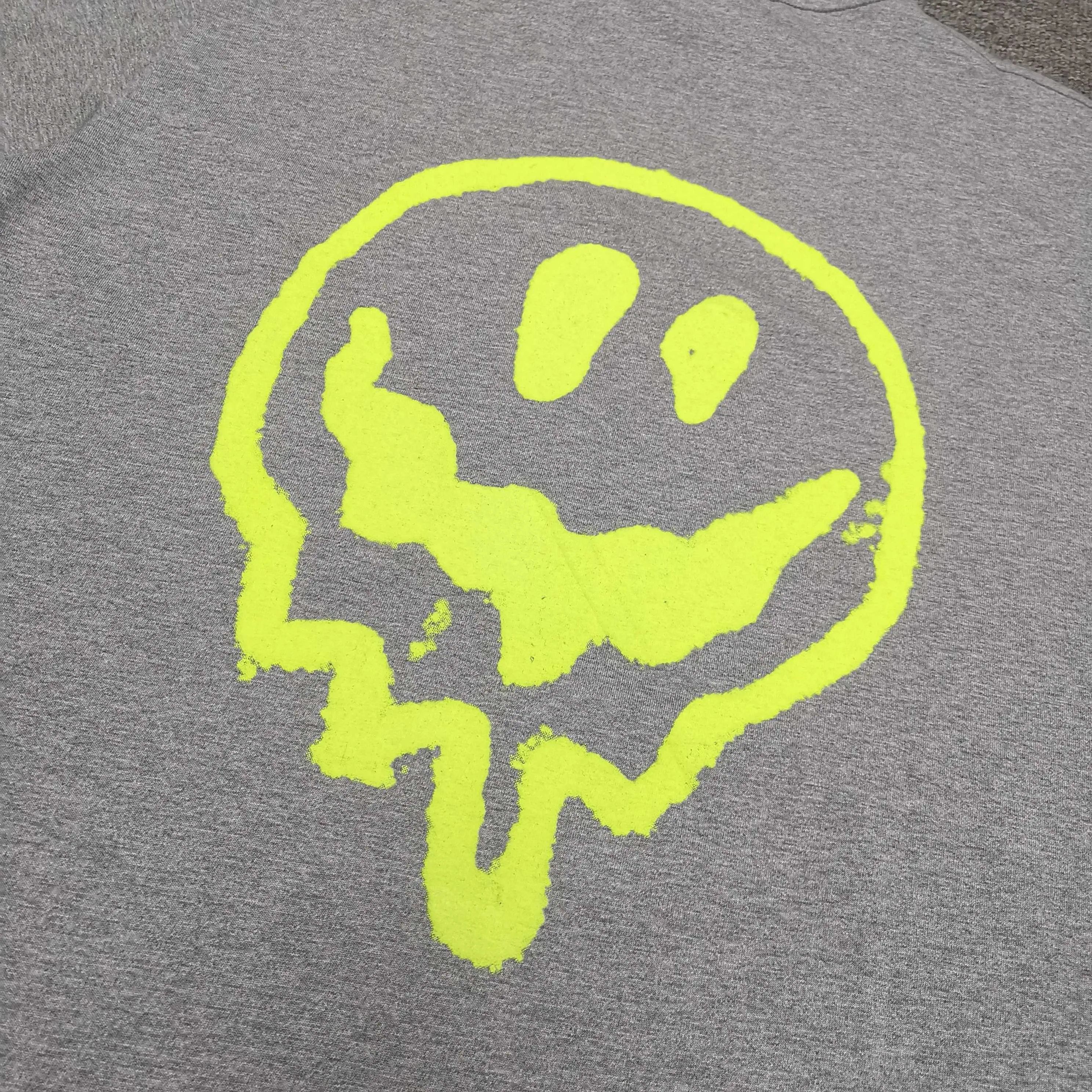 [Top version. Official website quality] BALENCI*GA/25 new style. The front is directly printed with hithg there + dripley art work + luminous effect, aliens are printed on the front, smiley faces are printed on the back, short-sleeved T-shirt with embroidered letters on the right sleeve # SS25 latest style. Research and development at the first time, different market currencies. Comparisons welcome. The fabric is made of Paris ZP custom-woven and dyed cotton double yarn. Weighing 260 grams, the cloth surface is clean. The cloth pattern is clear, soft and comfortable. The threads are dyed with no color difference. Printing adopts computer direct printing. Jubie market currency. Welcome to compare. The version adopts OS loose shoulder design. Same style for men and women. Color: off-white, black, floral gray. Size: XS S M L P260
