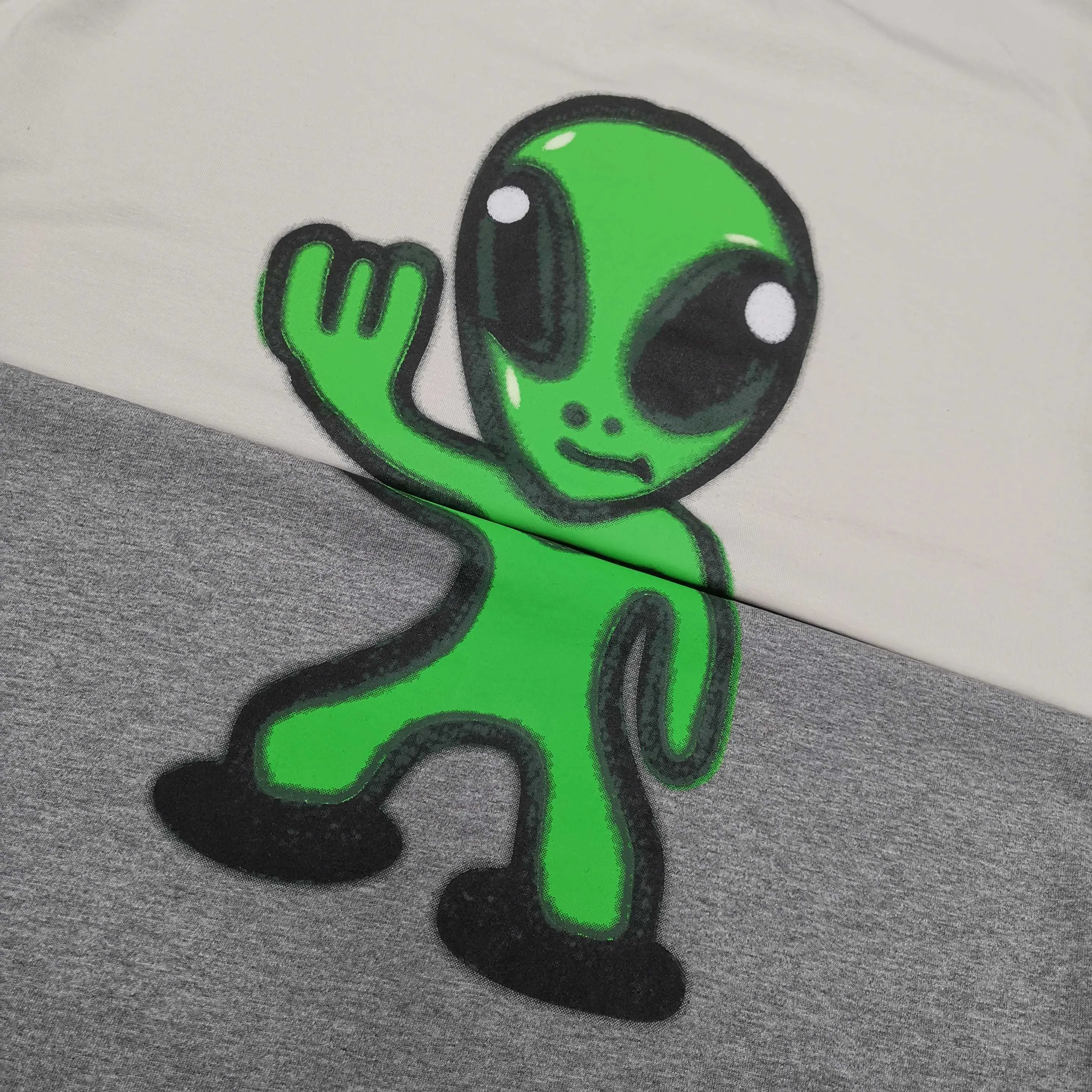 [Top version. Official website quality] BALENCI*GA/25 new style. The front is directly printed with hithg there + dripley art work + luminous effect, aliens are printed on the front, smiley faces are printed on the back, short-sleeved T-shirt with embroidered letters on the right sleeve # SS25 latest style. Research and development at the first time, different market currencies. Comparisons welcome. The fabric is made of Paris ZP custom-woven and dyed cotton double yarn. Weighing 260 grams, the cloth surface is clean. The cloth pattern is clear, soft and comfortable. The threads are dyed with no color difference. Printing adopts computer direct printing. Jubie market currency. Welcome to compare. The version adopts OS loose shoulder design. Same style for men and women. Color: off-white, black, floral gray. Size: XS S M L P260