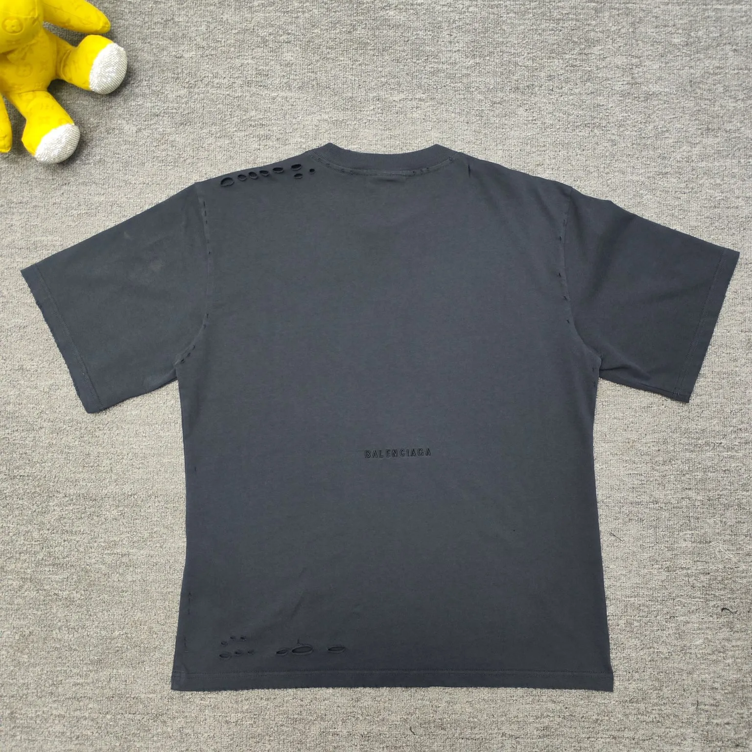[New] Top version - BALENCIAGA - Statue of Liberty printed short-sleeved T-shirt. The original development of custom-woven fabric technology and washing treatment. High-gram weight 300-gram fabric, full texture, clean cloth surface, soft and comfortable. Solona thread dyeing has no color difference. The fabric uses a plain weave structure made of thicker yarns and has a retro style. Plain weave is a basic fabric structure characterized by frequent interweaving of warp and weft yarns. The fabric has a smooth appearance, clear texture, and a relatively light feel. Ready-to-wear garments are generally washable and comfortable to wear. The front is decorated with the Statue of Liberty. Printing process The Statue of Liberty National Monument, also known as Liberty Enlightening the World, is located on Liberty Island, New York, USA. On the occasion of the 100th anniversary of the founding of the United States, France presented a statue representing freedom. The underside of the statue is transformed into a Paris letter print, which is very symbolic. The design language of Balenciaga has a profound meaning. Graffiti prints are handsome and full of style. Washed and worn hole crafts os drop shoulders and loose version. Same style for men and women. Color: active white black. Size: XS-L P:300