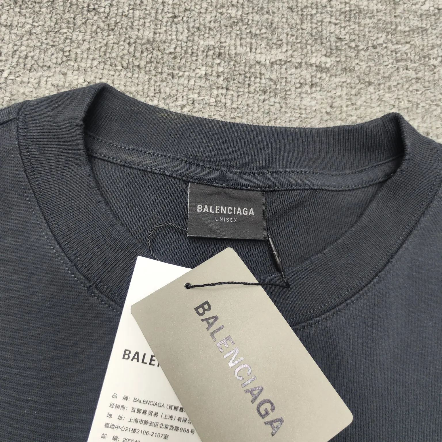 [New] Top version - BALENCIAGA - Statue of Liberty printed short-sleeved T-shirt. The original development of custom-woven fabric technology and washing treatment. High-gram weight 300-gram fabric, full texture, clean cloth surface, soft and comfortable. Solona thread dyeing has no color difference. The fabric uses a plain weave structure made of thicker yarns and has a retro style. Plain weave is a basic fabric structure characterized by frequent interweaving of warp and weft yarns. The fabric has a smooth appearance, clear texture, and a relatively light feel. Ready-to-wear garments are generally washable and comfortable to wear. The front is decorated with the Statue of Liberty. Printing process The Statue of Liberty National Monument, also known as Liberty Enlightening the World, is located on Liberty Island, New York, USA. On the occasion of the 100th anniversary of the founding of the United States, France presented a statue representing freedom. The underside of the statue is transformed into a Paris letter print, which is very symbolic. The design language of Balenciaga has a profound meaning. Graffiti prints are handsome and full of style. Washed and worn hole crafts os drop shoulders and loose version. Same style for men and women. Color: active white black. Size: XS-L P:300