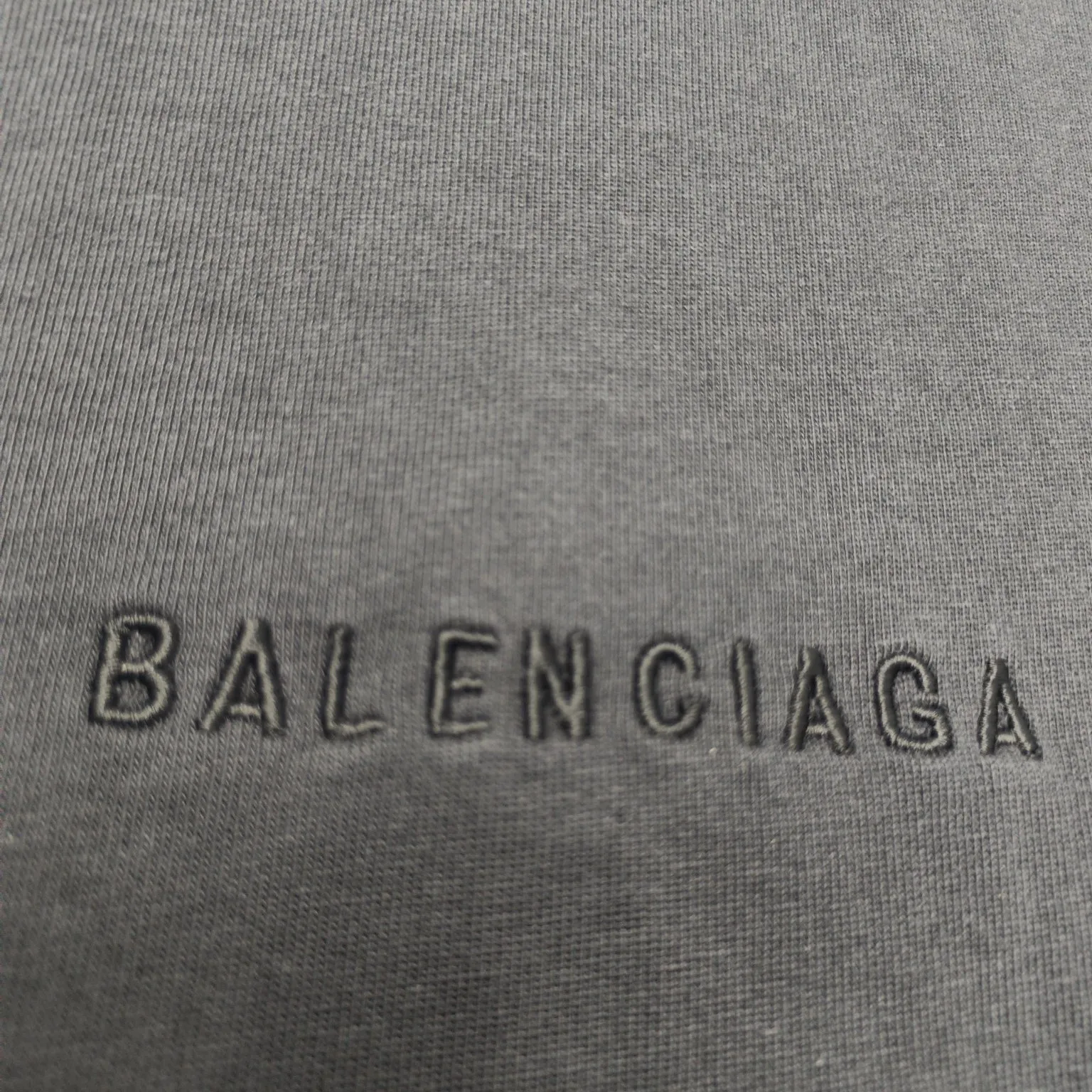 [New] Top version - BALENCIAGA - Statue of Liberty printed short-sleeved T-shirt. The original development of custom-woven fabric technology and washing treatment. High-gram weight 300-gram fabric, full texture, clean cloth surface, soft and comfortable. Solona thread dyeing has no color difference. The fabric uses a plain weave structure made of thicker yarns and has a retro style. Plain weave is a basic fabric structure characterized by frequent interweaving of warp and weft yarns. The fabric has a smooth appearance, clear texture, and a relatively light feel. Ready-to-wear garments are generally washable and comfortable to wear. The front is decorated with the Statue of Liberty. Printing process The Statue of Liberty National Monument, also known as Liberty Enlightening the World, is located on Liberty Island, New York, USA. On the occasion of the 100th anniversary of the founding of the United States, France presented a statue representing freedom. The underside of the statue is transformed into a Paris letter print, which is very symbolic. The design language of Balenciaga has a profound meaning. Graffiti prints are handsome and full of style. Washed and worn hole crafts os drop shoulders and loose version. Same style for men and women. Color: active white black. Size: XS-L P:300