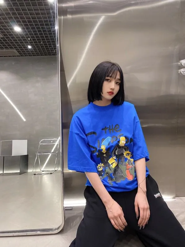 ♻️💯Upper body reference model picture❤️The new top-notch proven version Balenciaga BALENCIAGA The Simpsons cartoon pattern burst pattern pure cotton loose short-sleeved T-shirt for men and women couples. The process uses Korlay printing cracking effect. The front panel printing glue bursting effect uses imported transparent slurry to scrape the bottom to make the printing bursting feel uniform. (PS: If this process is missing, the printing will easily fall off in large areas after cracking.) The embroidery at the hem uses a Tajima embroidery machine imported from Japan, which makes the size and spacing of the letters even, and the hollows of the letters will not be filled. Precise craftsmanship, full of details. The fabric is made of 24S 260g double yarn cotton fabric, brand new, washed, and labeled. Genuine products are consistent and synchronized, and coded authentic products are consistent and synchronized. Top tested version, accurate and flawless.  Color: Black White Yellow Blue Size: XS-L P:260