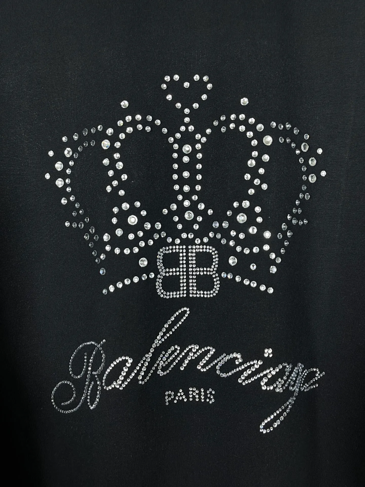 🅿️200 Actual pictures [Top version. Official website quality] BALENCI*GA/Paris BALENCI*GA# New style, classic crown LOGO on the front, hot-drilled, washed and distressed short-sleeved T-shirt. Brick cabinet synchronization. The fabric is made of Paris ZP custom-woven and dyed 100% cotton double yarn compact cotton. The weight is 260 grams, the cloth surface is clean. The cloth pattern is clear. Soft and comfortable. Good color fastness. Not easy to change color. The threads are woven and dyed with no color difference. The front perm is made of imported diamonds, which have good gloss and are not easy to fall off. The finished garments are washed and worn. Jubie market makes goods based on pictures. Comparisons welcome. Restore brick cabinet. The version adopts OS loose shoulder style. Same style for men and women. Code: BL223373 Color: Black Size: XS S M L