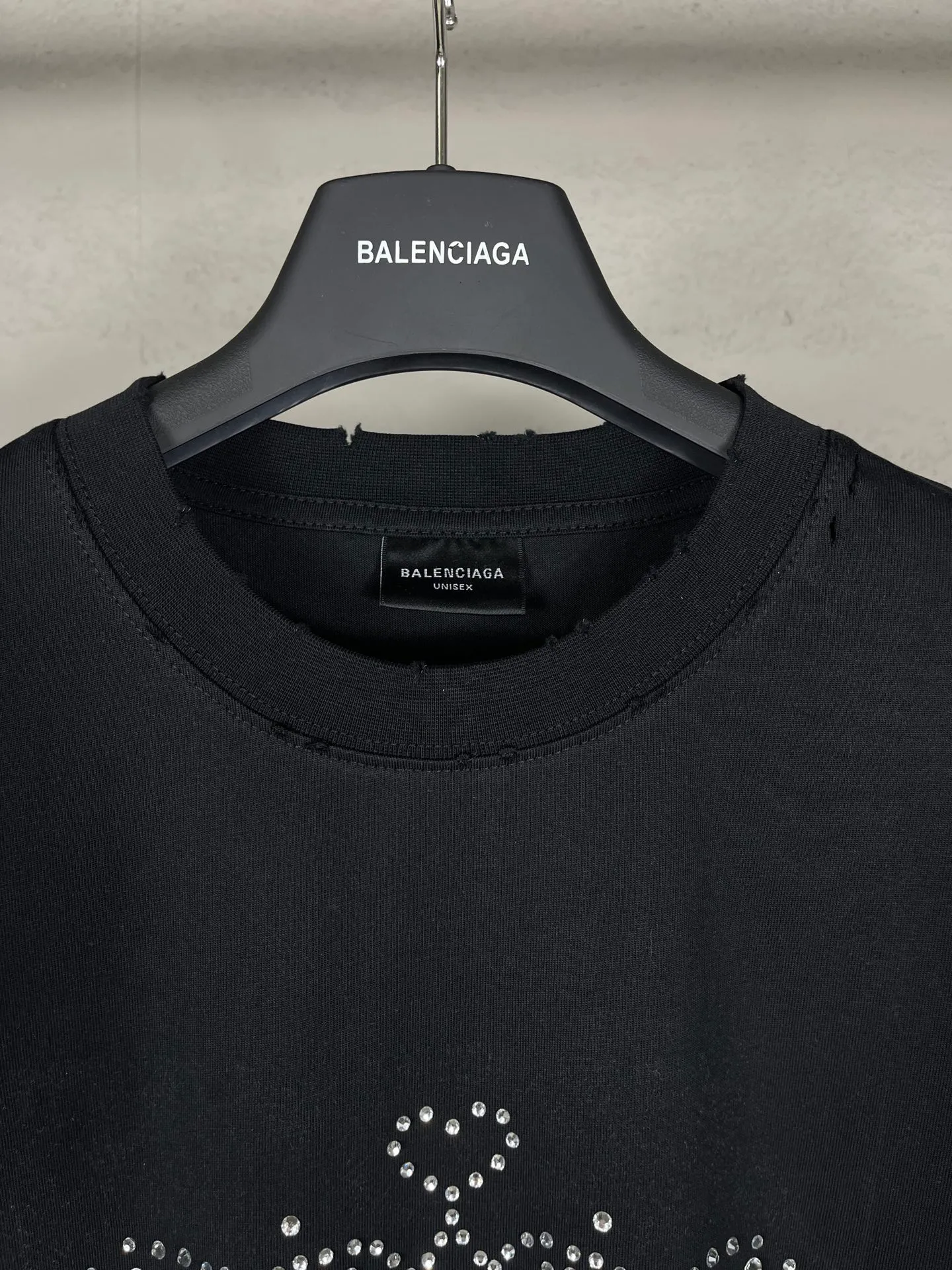 🅿️200 Actual pictures [Top version. Official website quality] BALENCI*GA/Paris BALENCI*GA# New style, classic crown LOGO on the front, hot-drilled, washed and distressed short-sleeved T-shirt. Brick cabinet synchronization. The fabric is made of Paris ZP custom-woven and dyed 100% cotton double yarn compact cotton. The weight is 260 grams, the cloth surface is clean. The cloth pattern is clear. Soft and comfortable. Good color fastness. Not easy to change color. The threads are woven and dyed with no color difference. The front perm is made of imported diamonds, which have good gloss and are not easy to fall off. The finished garments are washed and worn. Jubie market makes goods based on pictures. Comparisons welcome. Restore brick cabinet. The version adopts OS loose shoulder style. Same style for men and women. Code: BL223373 Color: Black Size: XS S M L