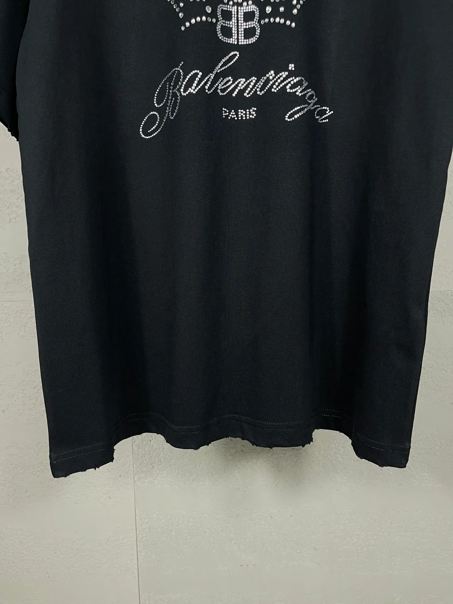 🅿️200 Actual pictures [Top version. Official website quality] BALENCI*GA/Paris BALENCI*GA# New style, classic crown LOGO on the front, hot-drilled, washed and distressed short-sleeved T-shirt. Brick cabinet synchronization. The fabric is made of Paris ZP custom-woven and dyed 100% cotton double yarn compact cotton. The weight is 260 grams, the cloth surface is clean. The cloth pattern is clear. Soft and comfortable. Good color fastness. Not easy to change color. The threads are woven and dyed with no color difference. The front perm is made of imported diamonds, which have good gloss and are not easy to fall off. The finished garments are washed and worn. Jubie market makes goods based on pictures. Comparisons welcome. Restore brick cabinet. The version adopts OS loose shoulder style. Same style for men and women. Code: BL223373 Color: Black Size: XS S M L