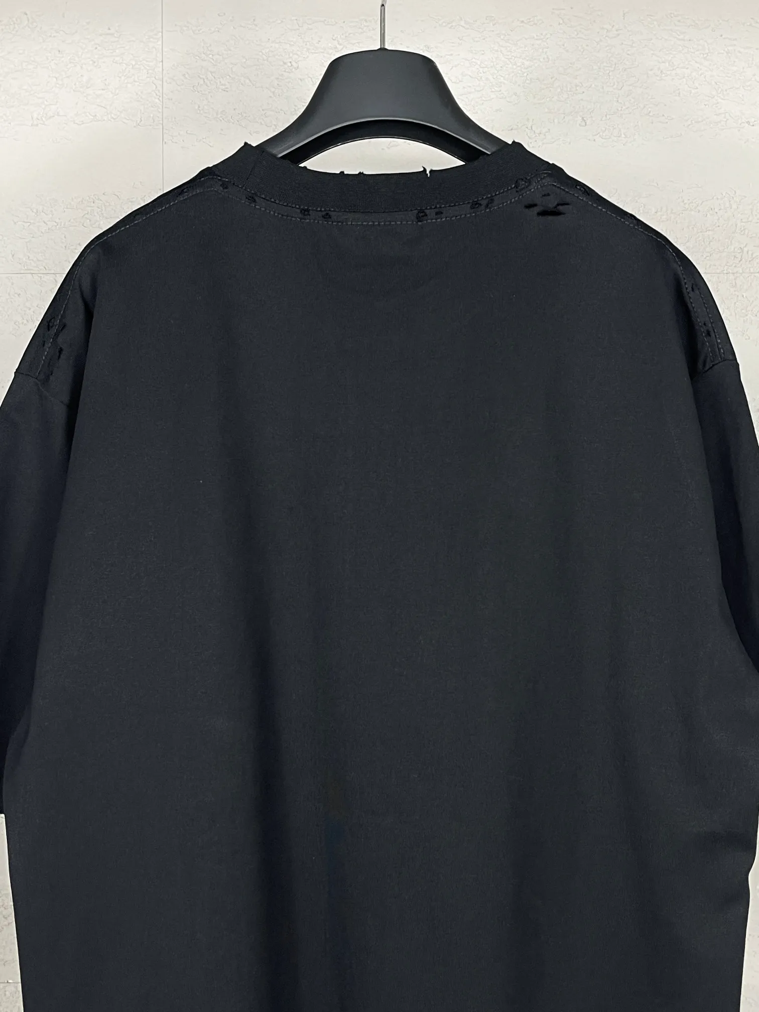 🅿️200 Actual pictures [Top version. Official website quality] BALENCI*GA/Paris BALENCI*GA# New style, classic crown LOGO on the front, hot-drilled, washed and distressed short-sleeved T-shirt. Brick cabinet synchronization. The fabric is made of Paris ZP custom-woven and dyed 100% cotton double yarn compact cotton. The weight is 260 grams, the cloth surface is clean. The cloth pattern is clear. Soft and comfortable. Good color fastness. Not easy to change color. The threads are woven and dyed with no color difference. The front perm is made of imported diamonds, which have good gloss and are not easy to fall off. The finished garments are washed and worn. Jubie market makes goods based on pictures. Comparisons welcome. Restore brick cabinet. The version adopts OS loose shoulder style. Same style for men and women. Code: BL223373 Color: Black Size: XS S M L