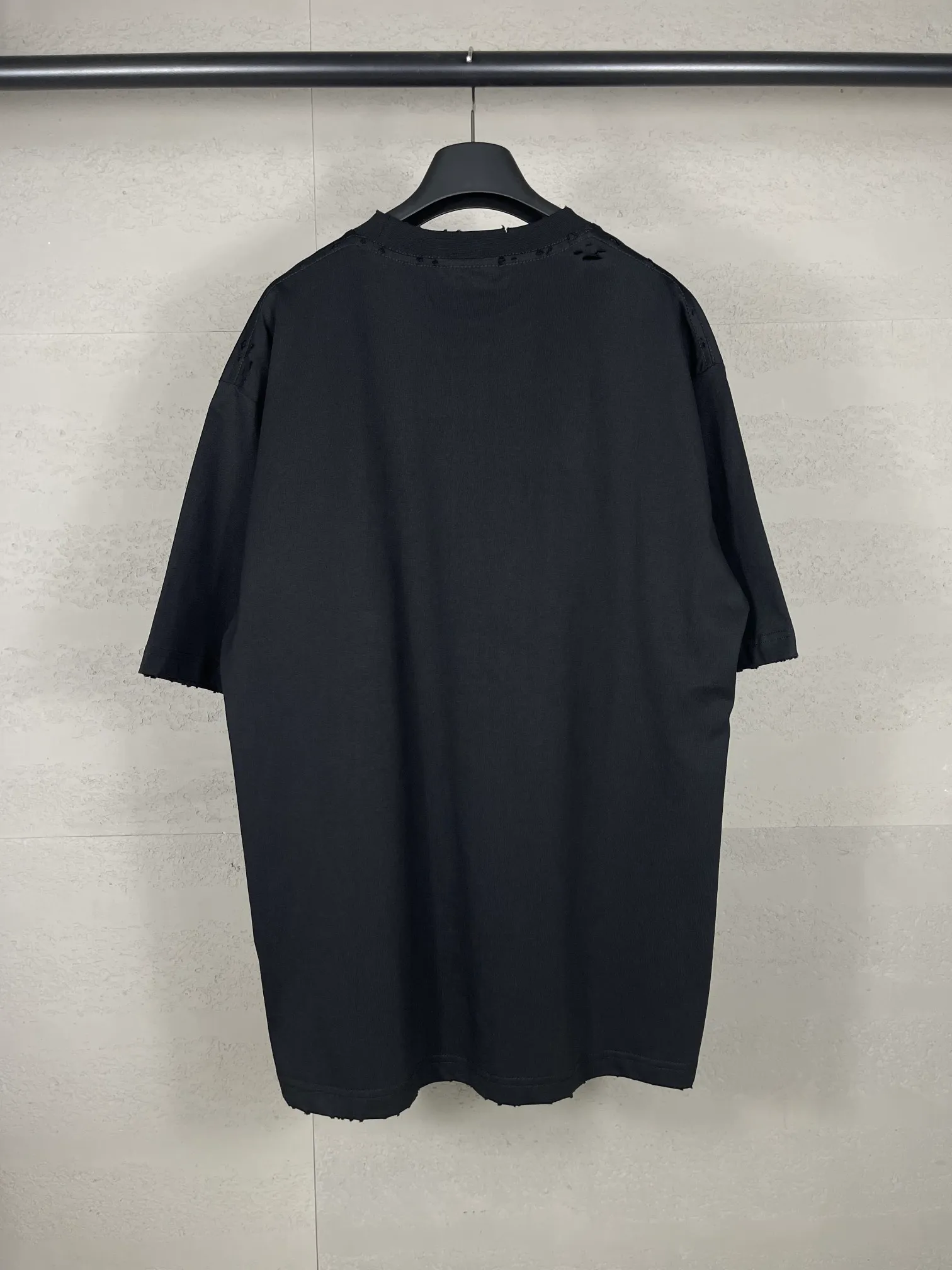 🅿️200 Actual pictures [Top version. Official website quality] BALENCI*GA/Paris BALENCI*GA# New style, classic crown LOGO on the front, hot-drilled, washed and distressed short-sleeved T-shirt. Brick cabinet synchronization. The fabric is made of Paris ZP custom-woven and dyed 100% cotton double yarn compact cotton. The weight is 260 grams, the cloth surface is clean. The cloth pattern is clear. Soft and comfortable. Good color fastness. Not easy to change color. The threads are woven and dyed with no color difference. The front perm is made of imported diamonds, which have good gloss and are not easy to fall off. The finished garments are washed and worn. Jubie market makes goods based on pictures. Comparisons welcome. Restore brick cabinet. The version adopts OS loose shoulder style. Same style for men and women. Code: BL223373 Color: Black Size: XS S M L