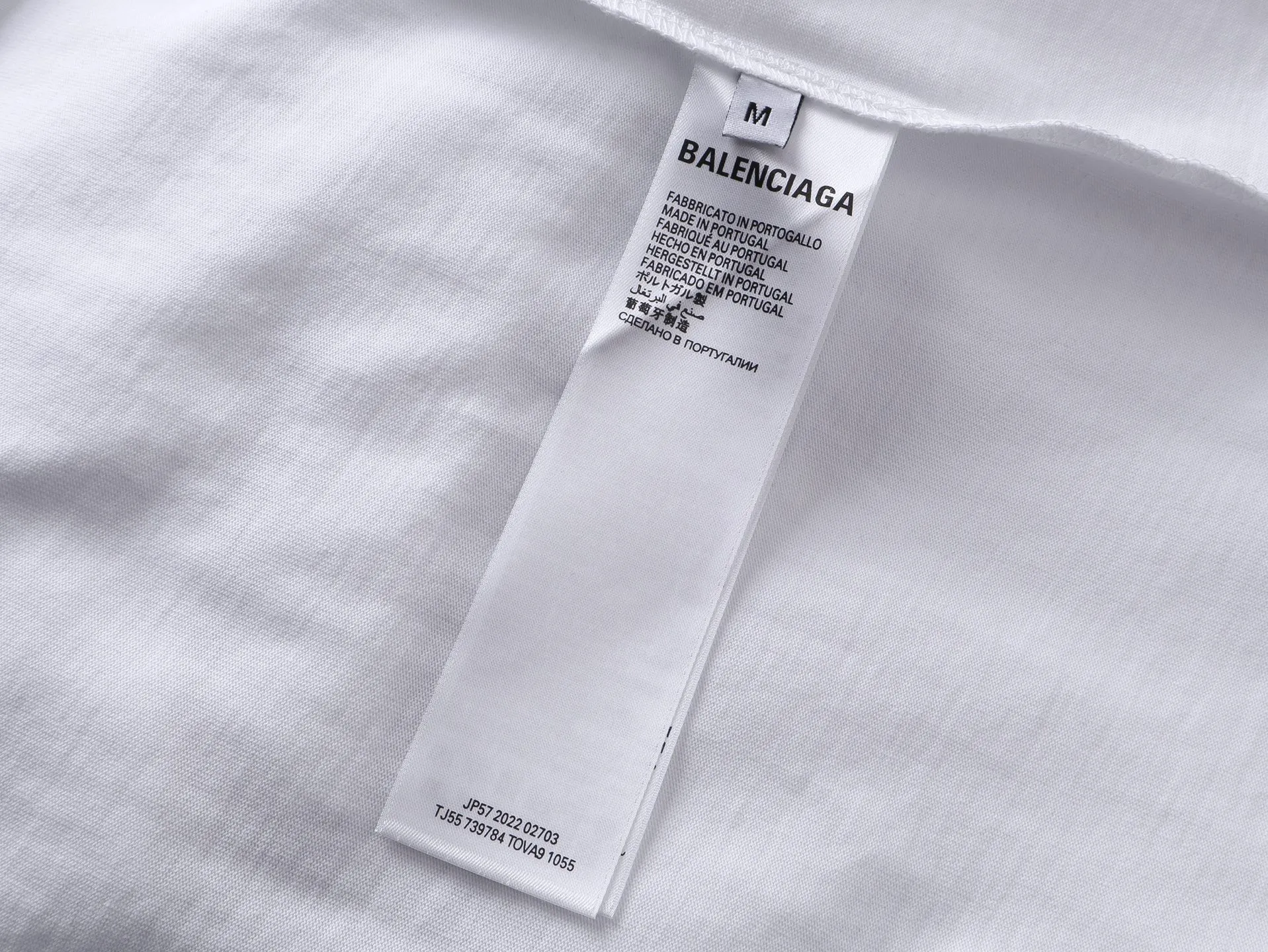 🅿️200 Actual pictures [Top version. Official website quality] BALENCI*GA/Paris.SS25 latest front badge icon and back letter LOGO computer direct-printed short-sleeved T-shirt. Brick cabinets are synchronized. Genuine products are developed at the first time. The fabric is made of Paris ZP custom-woven and dyed cotton double yarn. Weighing 260 grams, the cloth surface is clean. The cloth pattern is clear, soft and comfortable. The threads are dyed with no color difference. The printing adopts imported direct-injection printing. The letters are clear and the effect is three-dimensional. The version adopts OS loose shoulder design. Same style for men and women. Code: BL253736 Color: black, white Size: XS S M L