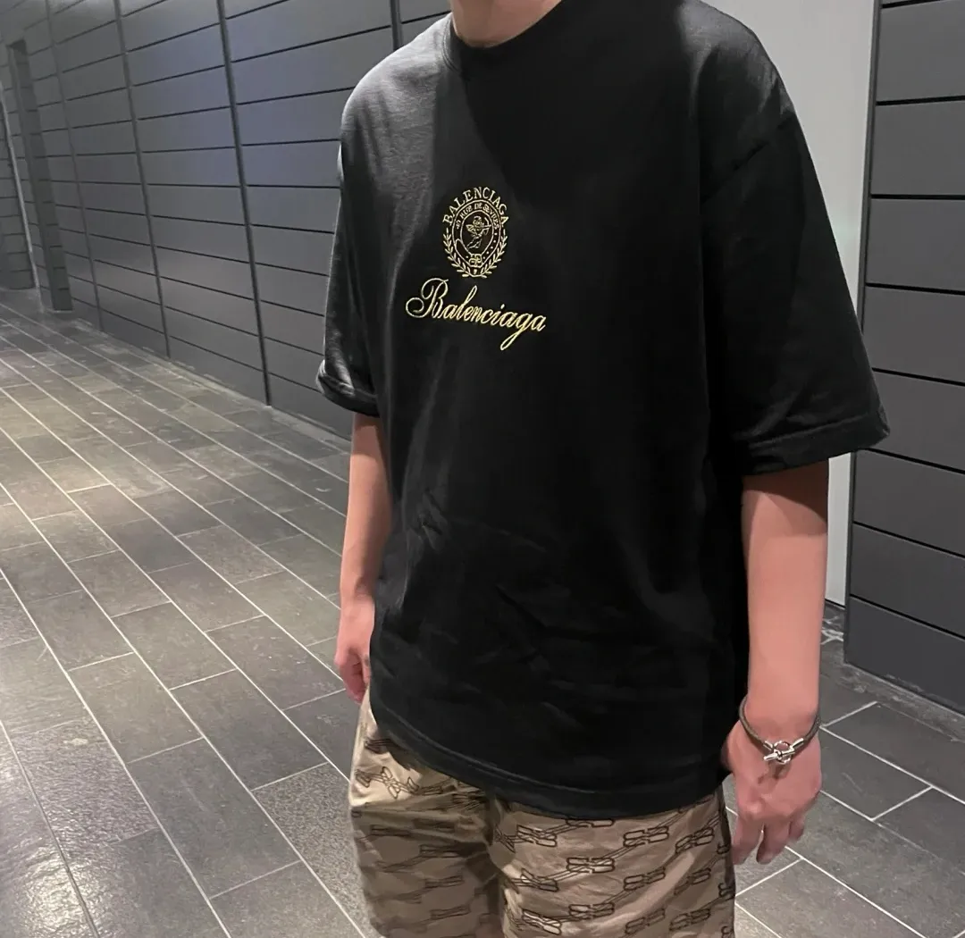 ♻️💯Upper body reference model picture❤️Top tested version BALENCIAGA Balenciaga three-dimensional art embroidery Cupid badge Tanabata Valentine's Day limited edition male and female couple star same style pure cotton short-sleeved T-shirt Tanabata limited edition Cupid gold thread embroidered short-sleeved T-shirt Using imported Tajima machine, the embroidery effect is three-dimensional and full, first-line craftsmanship level, the quality is visible to the naked eye, the overall font size, spacing, and detailed features of the pattern are restored. The Cupid portrait is created by flat embroidery outline The surrounding main body adopts precision three-dimensional embroidery technology. The embroidery is very fine and dense. The font is clear and has a strong sense of lines and three-dimensionality. It highly restores the yb effect. Custom-woven and dyed 280g top-quality combed cotton fabric. The threads are in the same cylinder with 0 color difference. Exclusive high-quality. Welcome to compare. Same style for men and women. Color: white, black, pink. Size: XS-L P:260