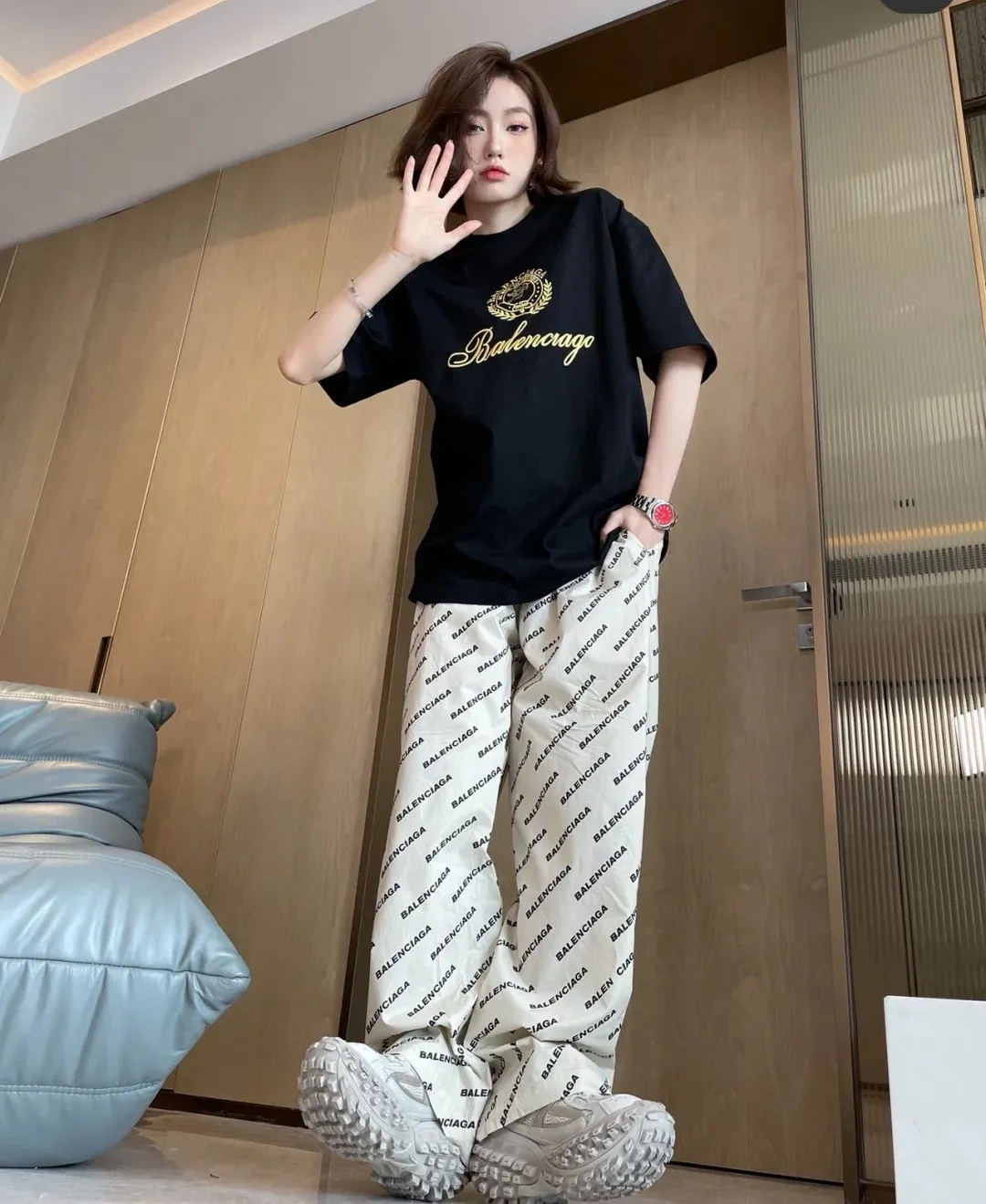 ♻️💯Upper body reference model picture❤️Top tested version BALENCIAGA Balenciaga three-dimensional art embroidery Cupid badge Tanabata Valentine's Day limited edition male and female couple star same style pure cotton short-sleeved T-shirt Tanabata limited edition Cupid gold thread embroidered short-sleeved T-shirt Using imported Tajima machine, the embroidery effect is three-dimensional and full, first-line craftsmanship level, the quality is visible to the naked eye, the overall font size, spacing, and detailed features of the pattern are restored. The Cupid portrait is created by flat embroidery outline The surrounding main body adopts precision three-dimensional embroidery technology. The embroidery is very fine and dense. The font is clear and has a strong sense of lines and three-dimensionality. It highly restores the yb effect. Custom-woven and dyed 280g top-quality combed cotton fabric. The threads are in the same cylinder with 0 color difference. Exclusive high-quality. Welcome to compare. Same style for men and women. Color: white, black, pink. Size: XS-L P:260