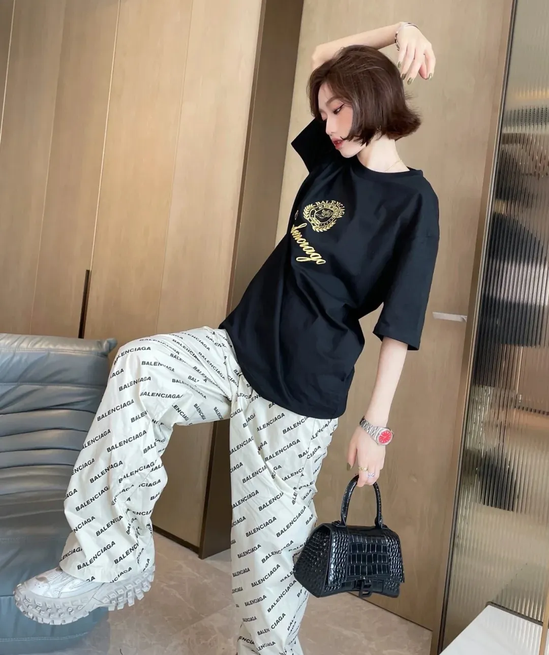 ♻️💯Upper body reference model picture❤️Top tested version BALENCIAGA Balenciaga three-dimensional art embroidery Cupid badge Tanabata Valentine's Day limited edition male and female couple star same style pure cotton short-sleeved T-shirt Tanabata limited edition Cupid gold thread embroidered short-sleeved T-shirt Using imported Tajima machine, the embroidery effect is three-dimensional and full, first-line craftsmanship level, the quality is visible to the naked eye, the overall font size, spacing, and detailed features of the pattern are restored. The Cupid portrait is created by flat embroidery outline The surrounding main body adopts precision three-dimensional embroidery technology. The embroidery is very fine and dense. The font is clear and has a strong sense of lines and three-dimensionality. It highly restores the yb effect. Custom-woven and dyed 280g top-quality combed cotton fabric. The threads are in the same cylinder with 0 color difference. Exclusive high-quality. Welcome to compare. Same style for men and women. Color: white, black, pink. Size: XS-L P:260