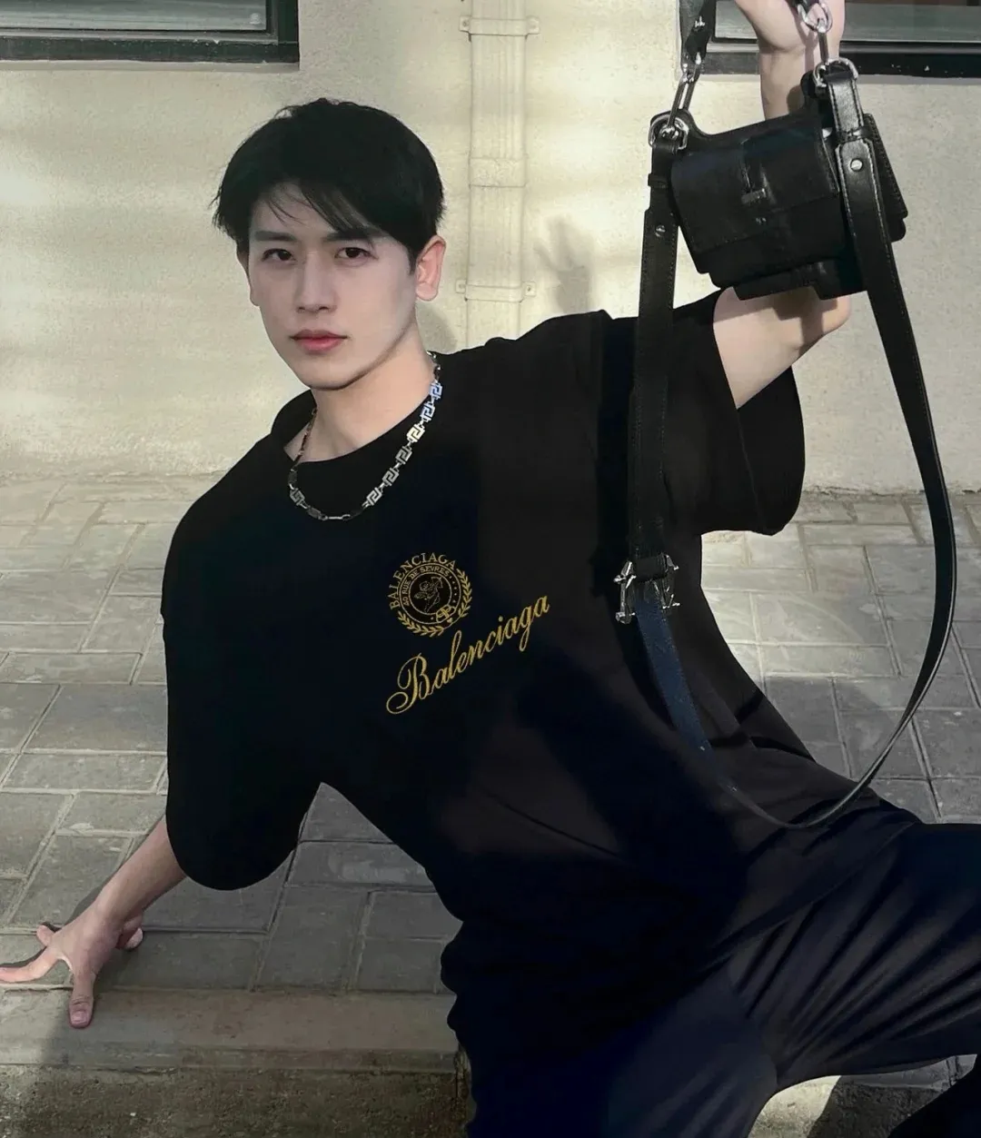 ♻️💯Upper body reference model picture❤️Top tested version BALENCIAGA Balenciaga three-dimensional art embroidery Cupid badge Tanabata Valentine's Day limited edition male and female couple star same style pure cotton short-sleeved T-shirt Tanabata limited edition Cupid gold thread embroidered short-sleeved T-shirt Using imported Tajima machine, the embroidery effect is three-dimensional and full, first-line craftsmanship level, the quality is visible to the naked eye, the overall font size, spacing, and detailed features of the pattern are restored. The Cupid portrait is created by flat embroidery outline The surrounding main body adopts precision three-dimensional embroidery technology. The embroidery is very fine and dense. The font is clear and has a strong sense of lines and three-dimensionality. It highly restores the yb effect. Custom-woven and dyed 280g top-quality combed cotton fabric. The threads are in the same cylinder with 0 color difference. Exclusive high-quality. Welcome to compare. Same style for men and women. Color: white, black, pink. Size: XS-L P:260