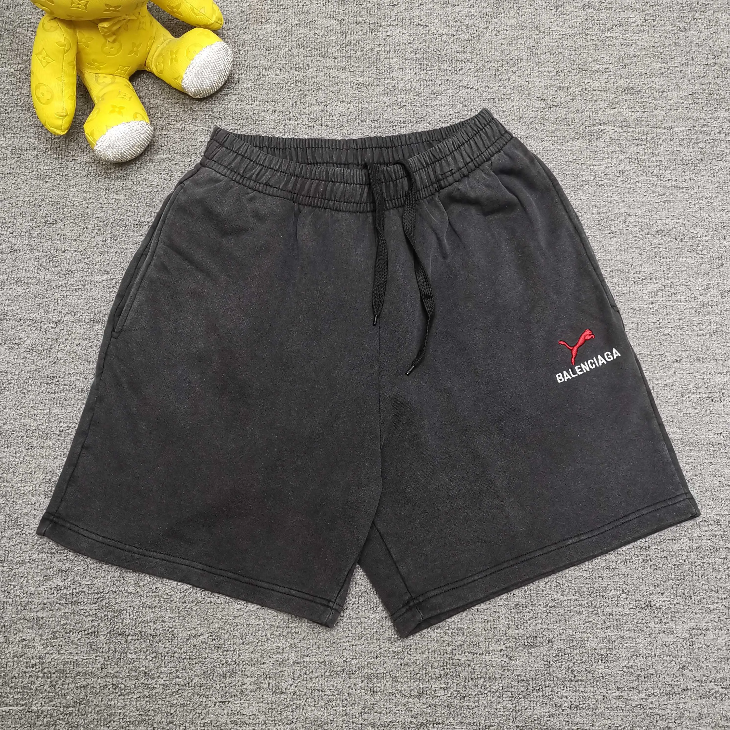 [Top version. Official website quality] BALENCI*GA/26 new model. Paris co-branded puma series embroidered distressed washed shorts. Embroidered logo on the left side of the front. SS25 latest model. Research and development at the first time, different market currencies. Comparisons welcome. The fabric is made of Paris ZP custom-woven and dyed cotton sweatshirt, with a weight of 460 grams. The cloth surface is clean. The cloth pattern is clear, soft and comfortable. The embroidery is embroidered using imported Tajima embroidery machines. The letters are clear, the three-dimensional effect is strong, and there are no burrs. Jubie market currency. Welcome to compare. Same style for men and women Color: washed black Size: XS S M L P300