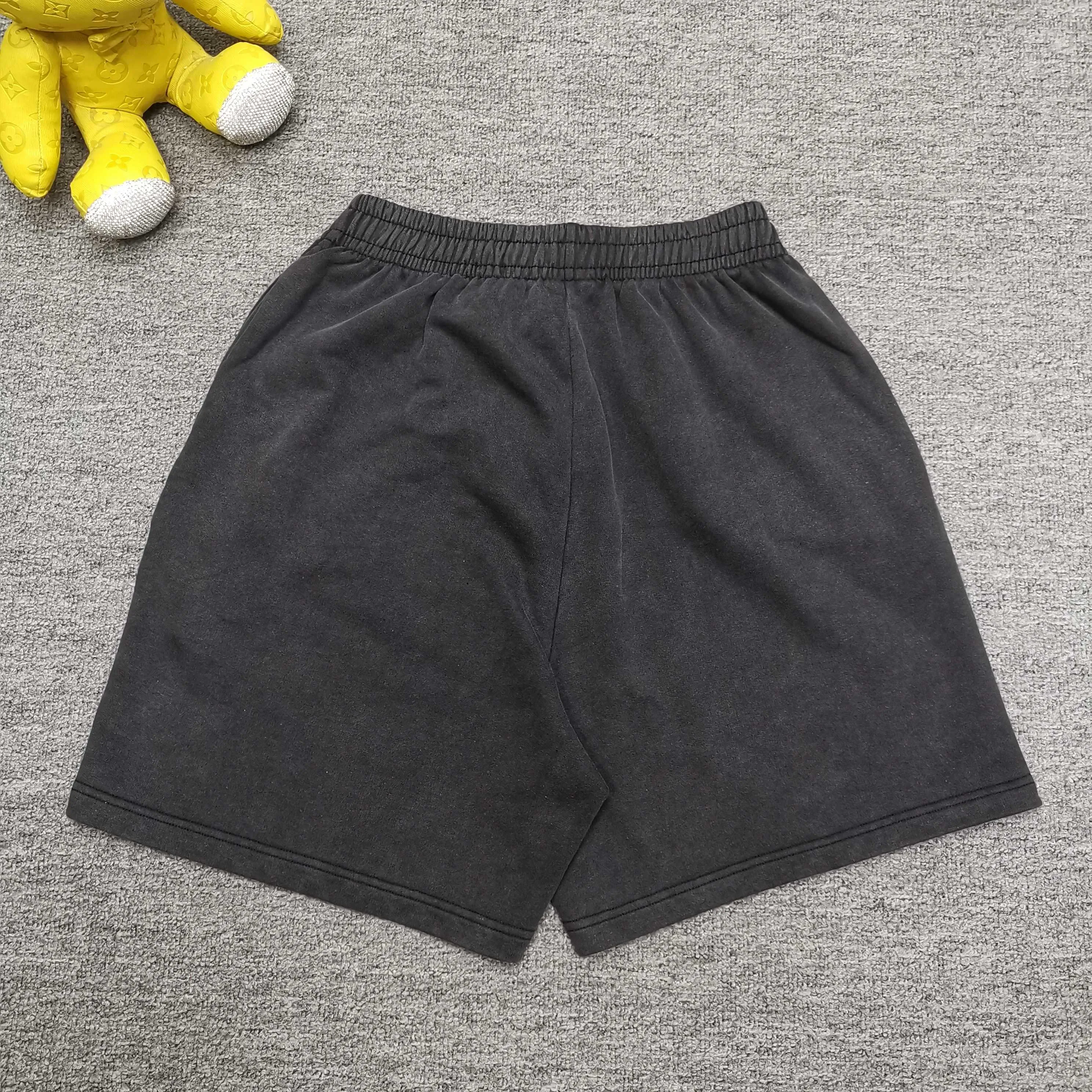 [Top version. Official website quality] BALENCI*GA/26 new model. Paris co-branded puma series embroidered distressed washed shorts. Embroidered logo on the left side of the front. SS25 latest model. Research and development at the first time, different market currencies. Comparisons welcome. The fabric is made of Paris ZP custom-woven and dyed cotton sweatshirt, with a weight of 460 grams. The cloth surface is clean. The cloth pattern is clear, soft and comfortable. The embroidery is embroidered using imported Tajima embroidery machines. The letters are clear, the three-dimensional effect is strong, and there are no burrs. Jubie market currency. Welcome to compare. Same style for men and women Color: washed black Size: XS S M L P300