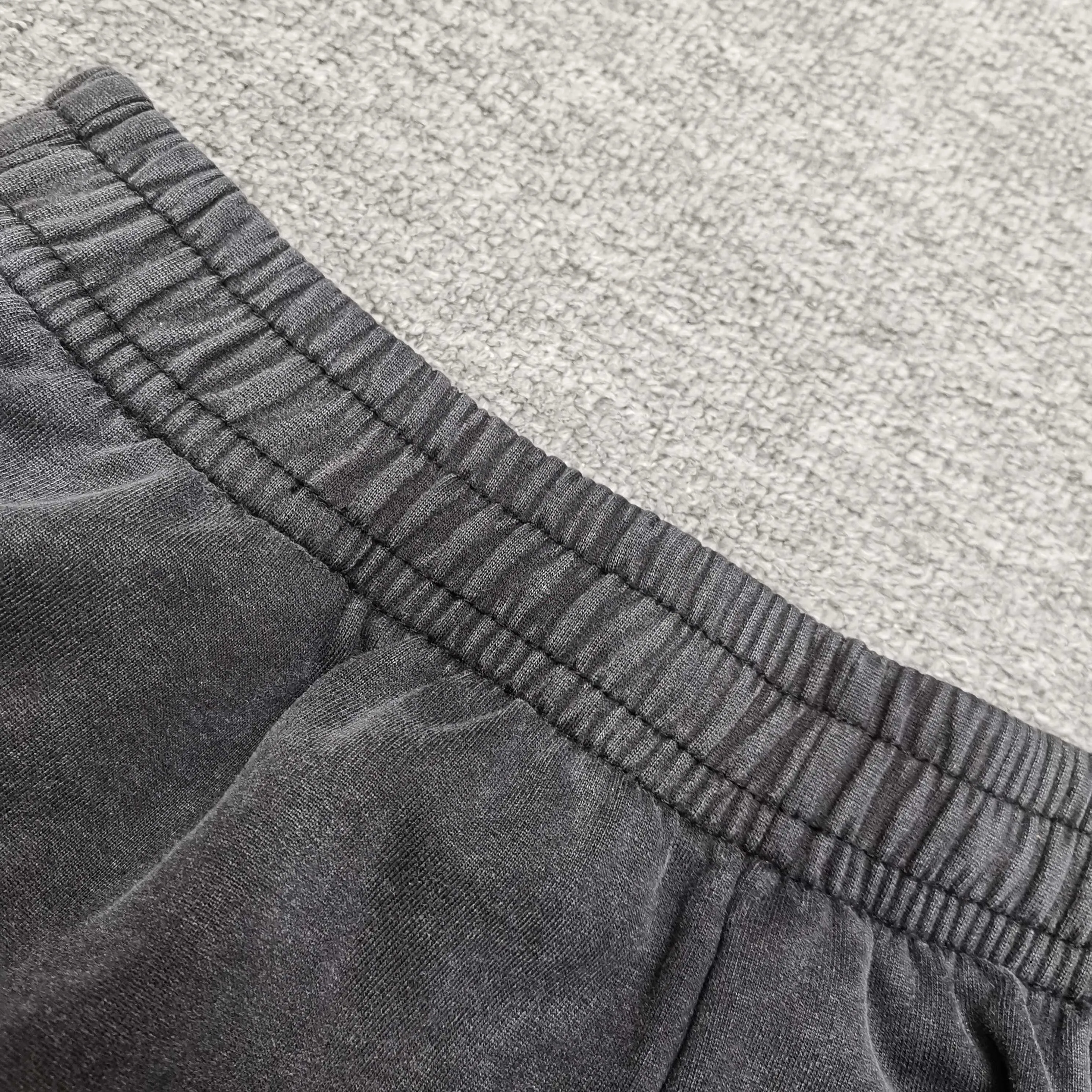 [Top version. Official website quality] BALENCI*GA/26 new model. Paris co-branded puma series embroidered distressed washed shorts. Embroidered logo on the left side of the front. SS25 latest model. Research and development at the first time, different market currencies. Comparisons welcome. The fabric is made of Paris ZP custom-woven and dyed cotton sweatshirt, with a weight of 460 grams. The cloth surface is clean. The cloth pattern is clear, soft and comfortable. The embroidery is embroidered using imported Tajima embroidery machines. The letters are clear, the three-dimensional effect is strong, and there are no burrs. Jubie market currency. Welcome to compare. Same style for men and women Color: washed black Size: XS S M L P300