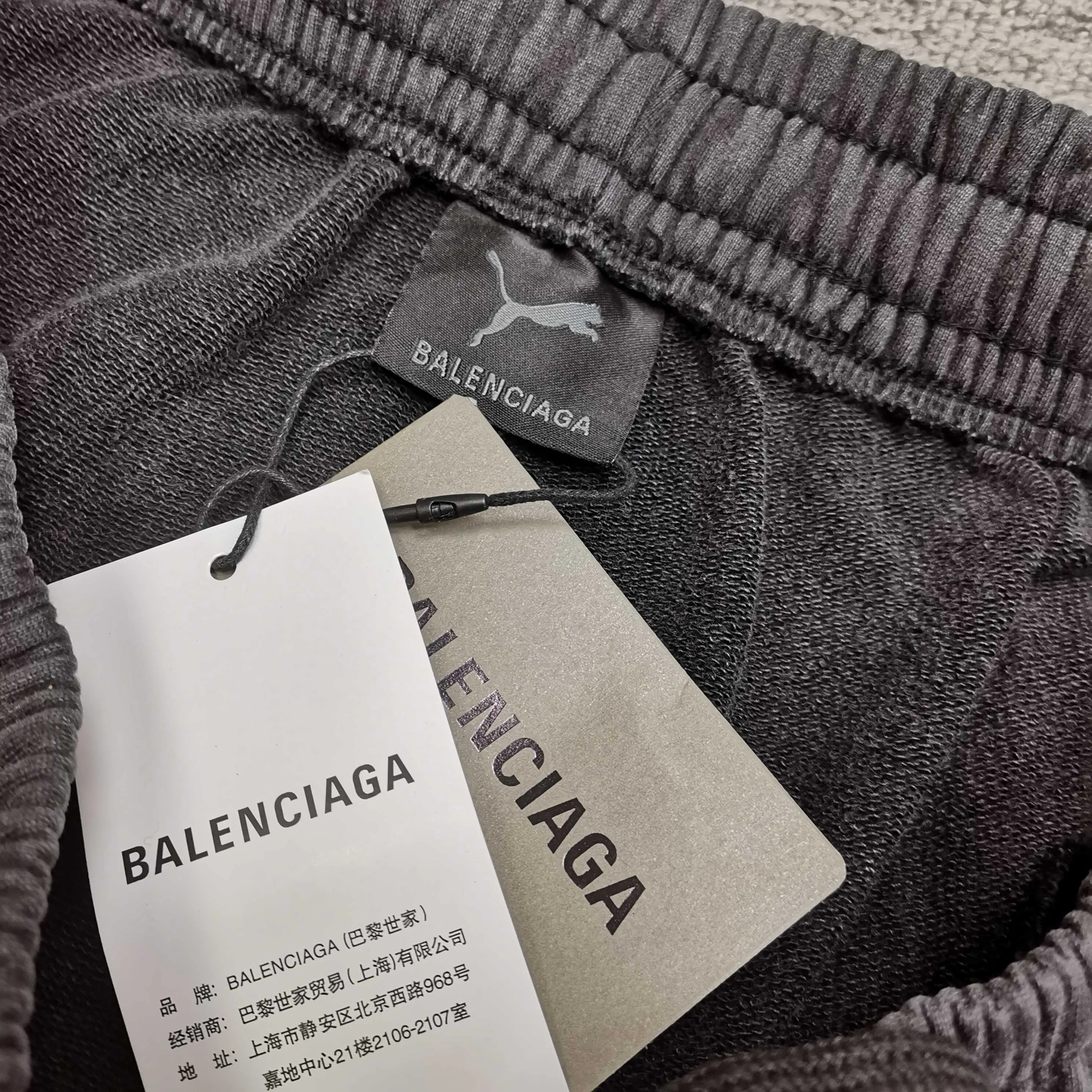 [Top version. Official website quality] BALENCI*GA/26 new model. Paris co-branded puma series embroidered distressed washed shorts. Embroidered logo on the left side of the front. SS25 latest model. Research and development at the first time, different market currencies. Comparisons welcome. The fabric is made of Paris ZP custom-woven and dyed cotton sweatshirt, with a weight of 460 grams. The cloth surface is clean. The cloth pattern is clear, soft and comfortable. The embroidery is embroidered using imported Tajima embroidery machines. The letters are clear, the three-dimensional effect is strong, and there are no burrs. Jubie market currency. Welcome to compare. Same style for men and women Color: washed black Size: XS S M L P300