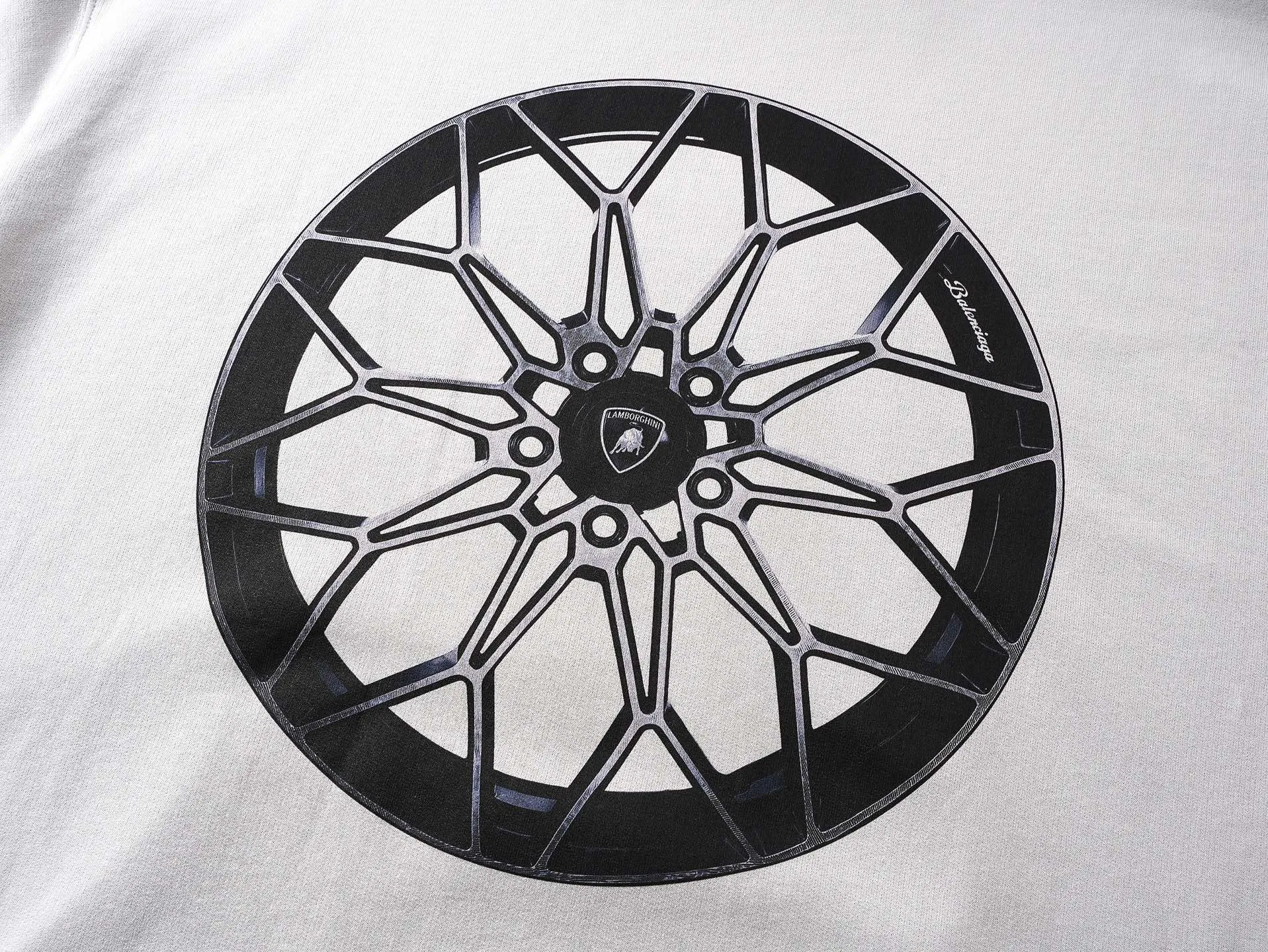 🅿️360 real photos [Top version. Official website quality] BALENCI*GA/Paris co-branded Lamborghini Lamborghini front and back left and right sleeve direct-injection printed hooded sweatshirt SS25 latest model. Research and development at the first time, different market currencies. Comparisons welcome. The fabric is made of Paris ZP custom-woven and dyed cotton sweatshirt. Weighing 460 grams, the cloth surface is clean. The cloth pattern is clear, soft and comfortable. The threads are dyed with no color difference. Printing adopts computer direct printing. The pattern letters are clear, three-dimensional and without burrs. Jubie market produces pictures based on pictures. Welcome to compare. The version adopts OS loose shoulder design. Same style for men and women. Code: BL259931 Color: white gray, Size: XS S M L