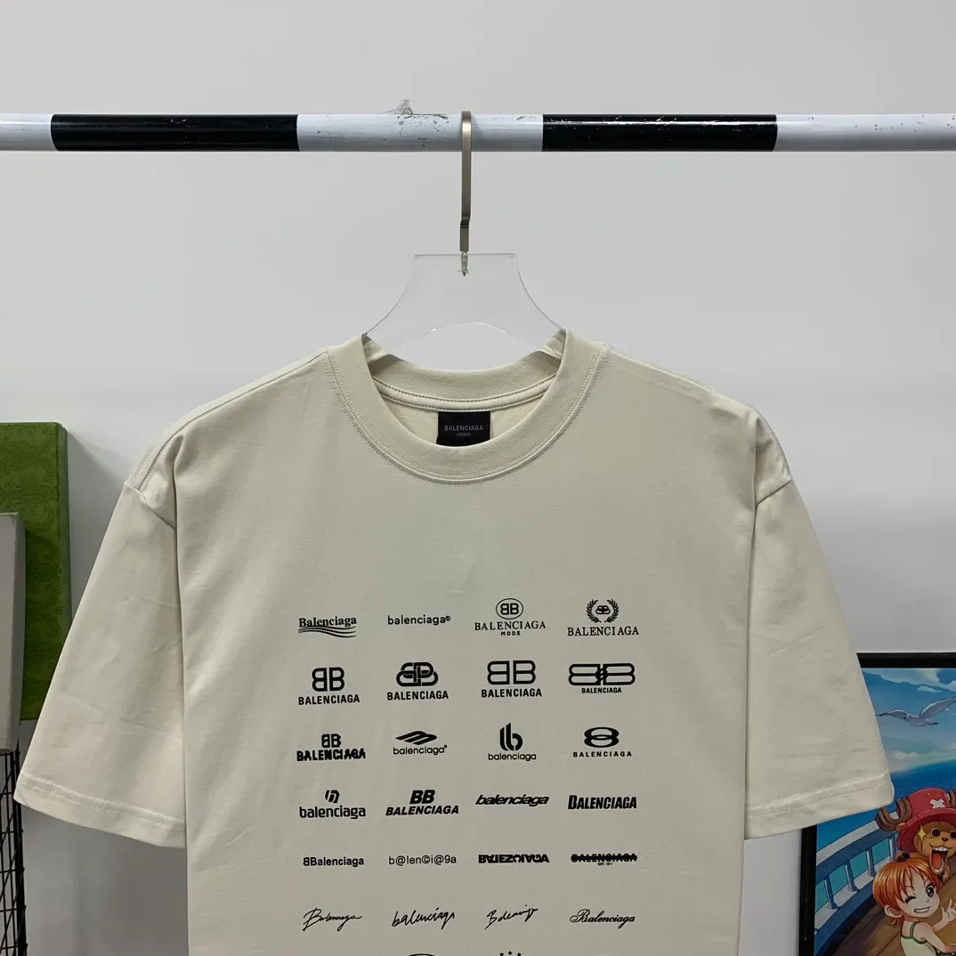 [New] The top version of Balenciaga BALENCIAGA is fully printed with LOGO slogans for male and female couples stars. The same style pure cotton loose short-sleeved T-shirt. Balenciaga was founded by Cristobal Balenciaga, a great genius designer who is known as the representative of the 20th century. For more than half a century since the brand was founded, Balenciaga has been famous for its fashion and elegance in the fashion industry. You can find any of your favorite logos on the front and back of this piece, Ness.  The front and rear printing uses low-coverage screen printing technology, and the glue is imported. The printing is very delicate, and the scratched out problems are very clear and there are no burrs. The fabric is made of 280g double-ply double-yarn pure cotton loose fabric, which is loose and breathable, has good drying effect, full drape and skin toning. Color: Black White Pink Light Gray Dark Gray Size: XS-L P:260