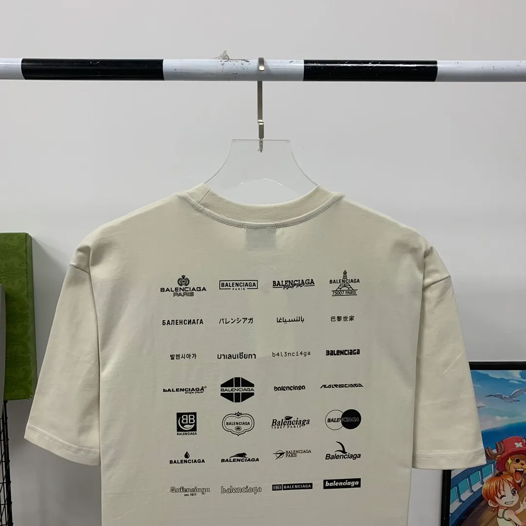 [New] The top version of Balenciaga BALENCIAGA is fully printed with LOGO slogans for male and female couples stars. The same style pure cotton loose short-sleeved T-shirt. Balenciaga was founded by Cristobal Balenciaga, a great genius designer who is known as the representative of the 20th century. For more than half a century since the brand was founded, Balenciaga has been famous for its fashion and elegance in the fashion industry. You can find any of your favorite logos on the front and back of this piece, Ness.  The front and rear printing uses low-coverage screen printing technology, and the glue is imported. The printing is very delicate, and the scratched out problems are very clear and there are no burrs. The fabric is made of 280g double-ply double-yarn pure cotton loose fabric, which is loose and breathable, has good drying effect, full drape and skin toning. Color: Black White Pink Light Gray Dark Gray Size: XS-L P:260