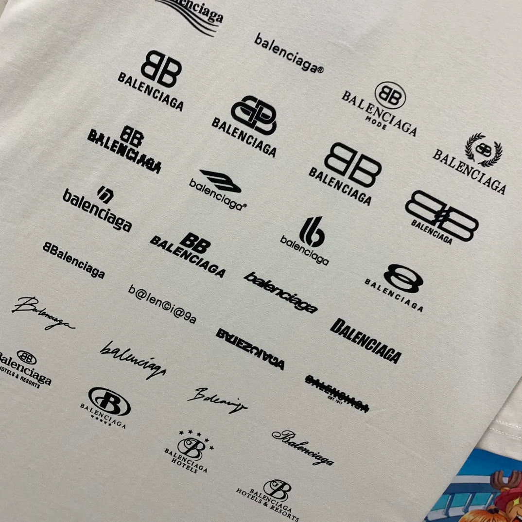 [New] The top version of Balenciaga BALENCIAGA is fully printed with LOGO slogans for male and female couples stars. The same style pure cotton loose short-sleeved T-shirt. Balenciaga was founded by Cristobal Balenciaga, a great genius designer who is known as the representative of the 20th century. For more than half a century since the brand was founded, Balenciaga has been famous for its fashion and elegance in the fashion industry. You can find any of your favorite logos on the front and back of this piece, Ness.  The front and rear printing uses low-coverage screen printing technology, and the glue is imported. The printing is very delicate, and the scratched out problems are very clear and there are no burrs. The fabric is made of 280g double-ply double-yarn pure cotton loose fabric, which is loose and breathable, has good drying effect, full drape and skin toning. Color: Black White Pink Light Gray Dark Gray Size: XS-L P:260