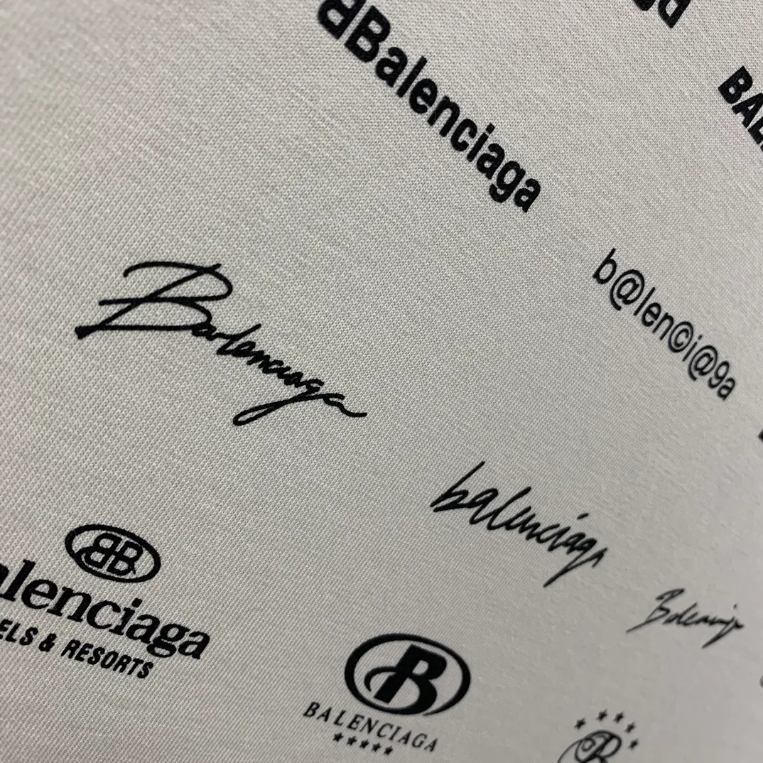 [New] The top version of Balenciaga BALENCIAGA is fully printed with LOGO slogans for male and female couples stars. The same style pure cotton loose short-sleeved T-shirt. Balenciaga was founded by Cristobal Balenciaga, a great genius designer who is known as the representative of the 20th century. For more than half a century since the brand was founded, Balenciaga has been famous for its fashion and elegance in the fashion industry. You can find any of your favorite logos on the front and back of this piece, Ness.  The front and rear printing uses low-coverage screen printing technology, and the glue is imported. The printing is very delicate, and the scratched out problems are very clear and there are no burrs. The fabric is made of 280g double-ply double-yarn pure cotton loose fabric, which is loose and breathable, has good drying effect, full drape and skin toning. Color: Black White Pink Light Gray Dark Gray Size: XS-L P:260
