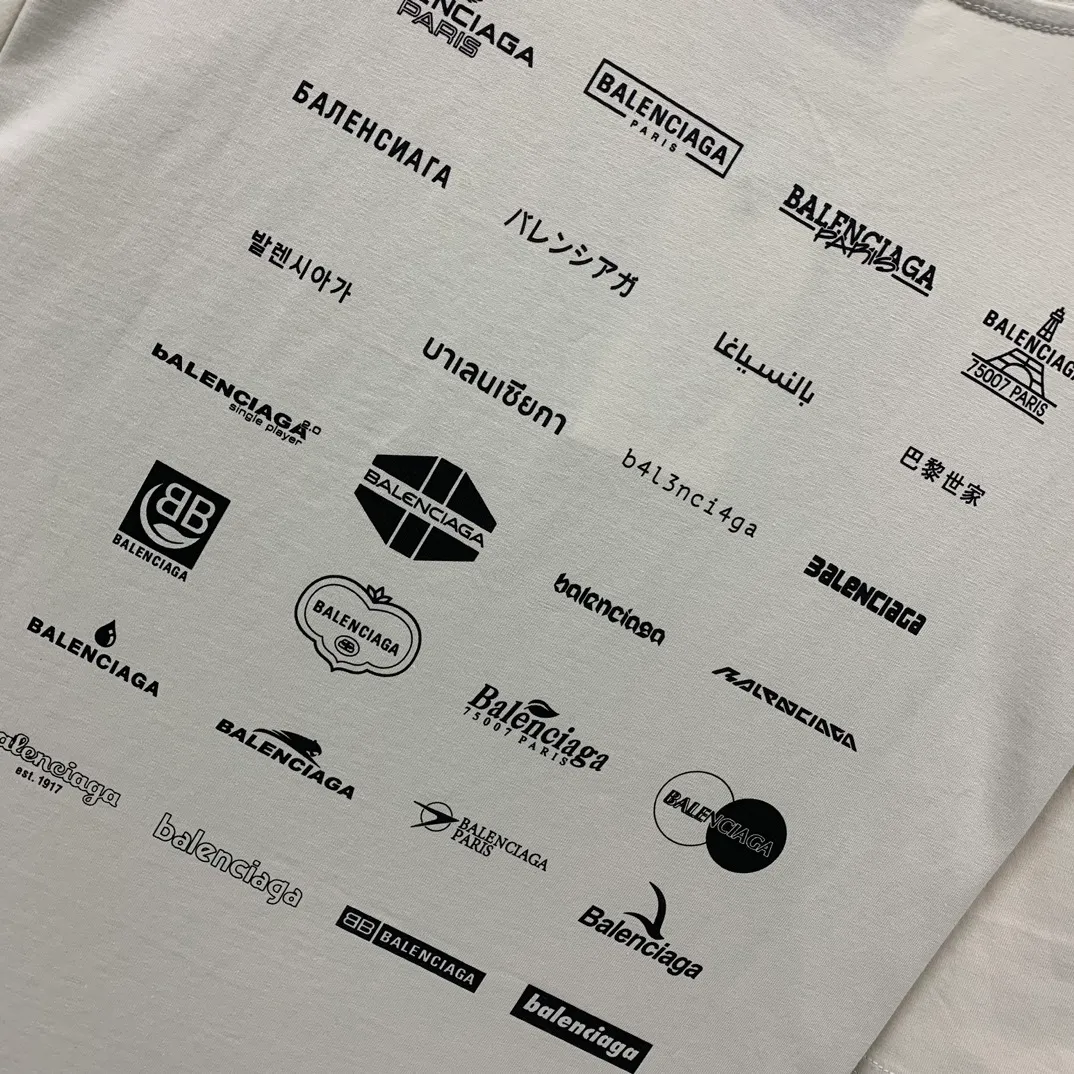 [New] The top version of Balenciaga BALENCIAGA is fully printed with LOGO slogans for male and female couples stars. The same style pure cotton loose short-sleeved T-shirt. Balenciaga was founded by Cristobal Balenciaga, a great genius designer who is known as the representative of the 20th century. For more than half a century since the brand was founded, Balenciaga has been famous for its fashion and elegance in the fashion industry. You can find any of your favorite logos on the front and back of this piece, Ness.  The front and rear printing uses low-coverage screen printing technology, and the glue is imported. The printing is very delicate, and the scratched out problems are very clear and there are no burrs. The fabric is made of 280g double-ply double-yarn pure cotton loose fabric, which is loose and breathable, has good drying effect, full drape and skin toning. Color: Black White Pink Light Gray Dark Gray Size: XS-L P:260