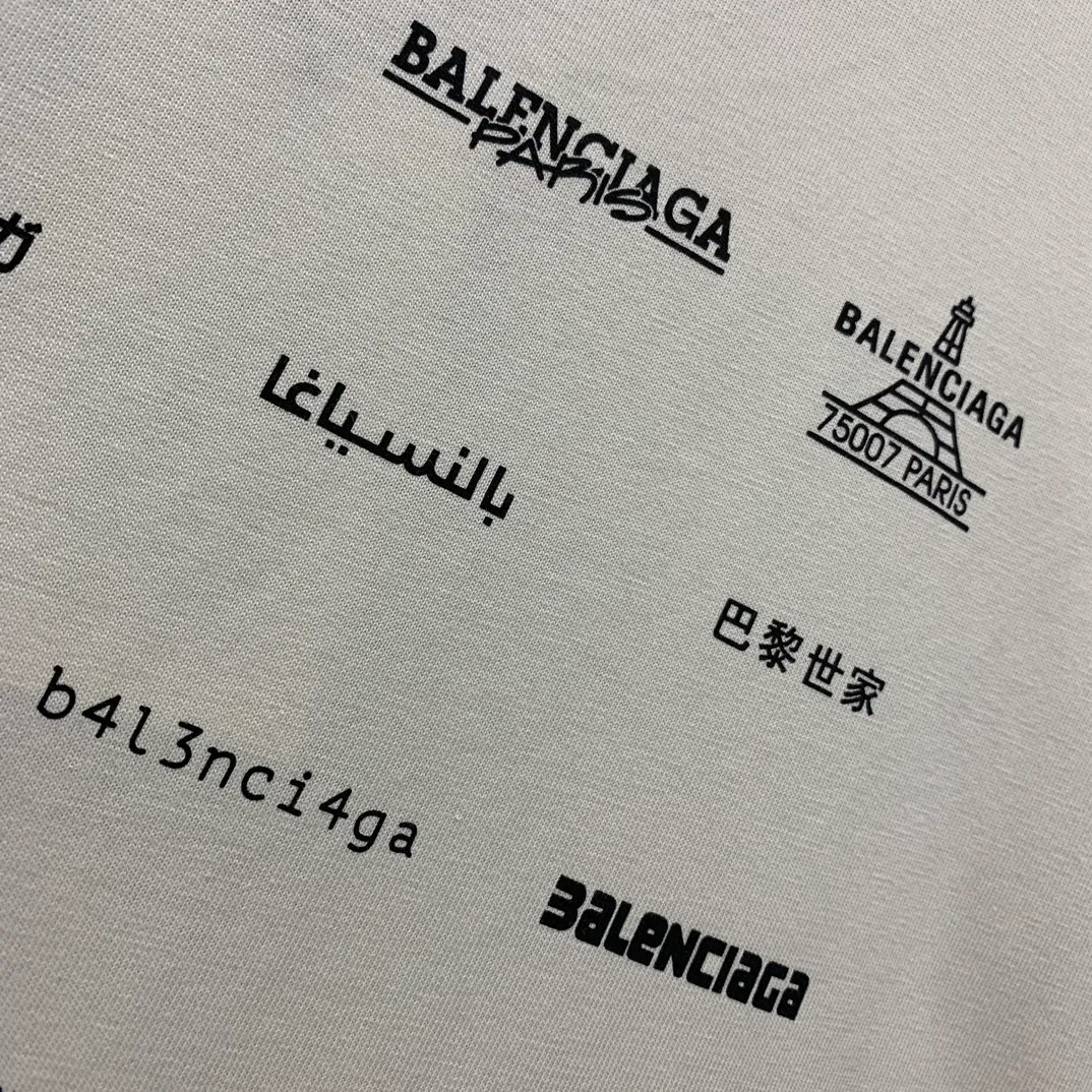 [New] The top version of Balenciaga BALENCIAGA is fully printed with LOGO slogans for male and female couples stars. The same style pure cotton loose short-sleeved T-shirt. Balenciaga was founded by Cristobal Balenciaga, a great genius designer who is known as the representative of the 20th century. For more than half a century since the brand was founded, Balenciaga has been famous for its fashion and elegance in the fashion industry. You can find any of your favorite logos on the front and back of this piece, Ness.  The front and rear printing uses low-coverage screen printing technology, and the glue is imported. The printing is very delicate, and the scratched out problems are very clear and there are no burrs. The fabric is made of 280g double-ply double-yarn pure cotton loose fabric, which is loose and breathable, has good drying effect, full drape and skin toning. Color: Black White Pink Light Gray Dark Gray Size: XS-L P:260