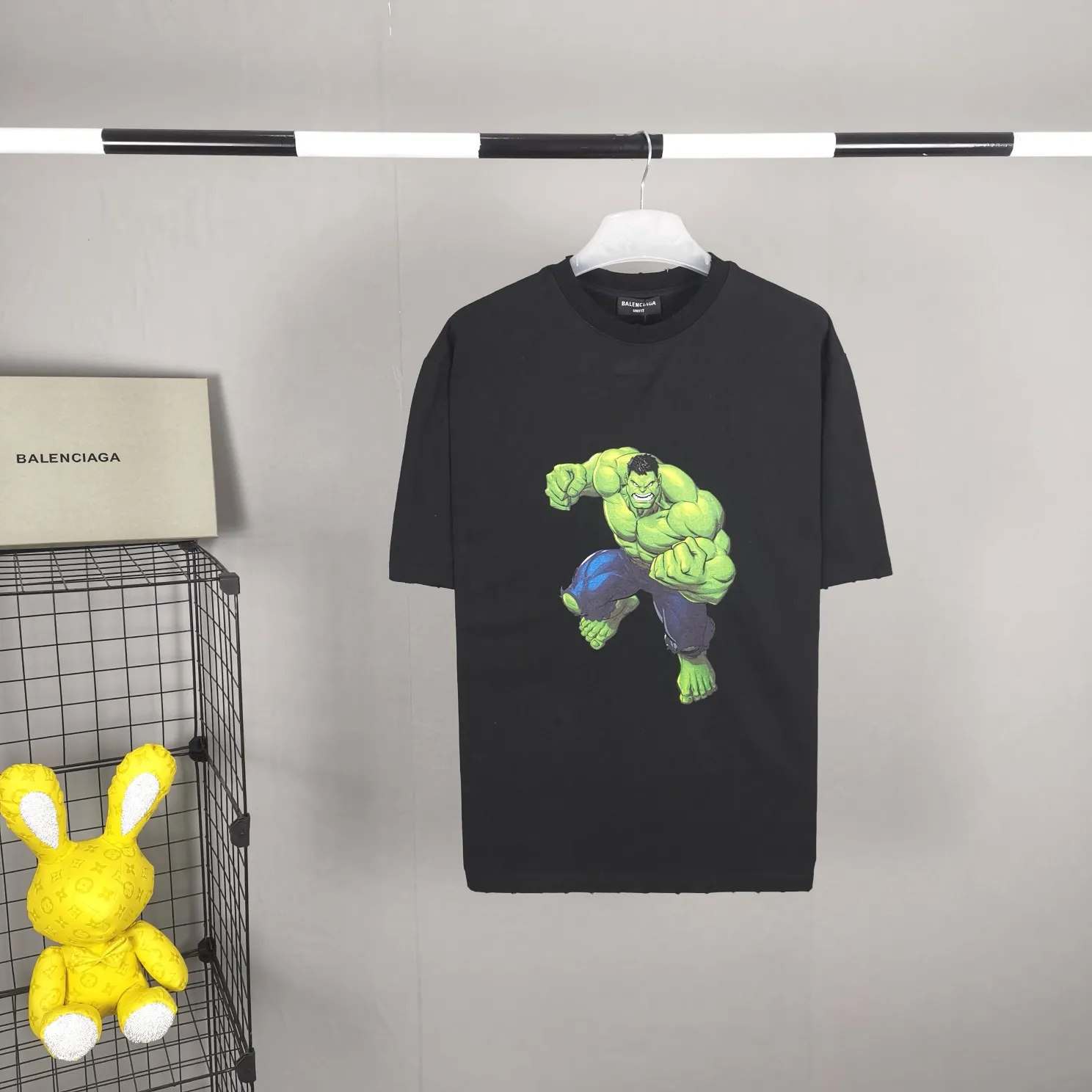 The strongest Balenciaga/Balenciaga Heavy Industry washed Hulk Marvel joint short-sleeved fabric is made of double yarn plain weave, 280g sweatshirt fabric; matched with 32S/1*2 fine cotton double yarn 1*1 rib, washed environmentally friendly dyed fabric, and the threads are in the same vat with no color difference.  The front printed green giant uses water-wash printing technology; it is made of imported environmentally friendly glue material (no odor) and mechanized printing technology. Mechanical printing has high precision, the positioning accuracy can reach ±0.02mm, the quality is stable, and the printing quality is clear, just like the photo. The body is washed and frayed and embroidered elements are added, which greatly increases the interest of the clothing; it has a unique visual effect. The special washing effect creates a unique aged effect. A unisex style that blurs the boundaries, with a classic dropped shoulder and oversize silhouette, and a loose and casual upper body. Color: Black Size: XS-L P:260