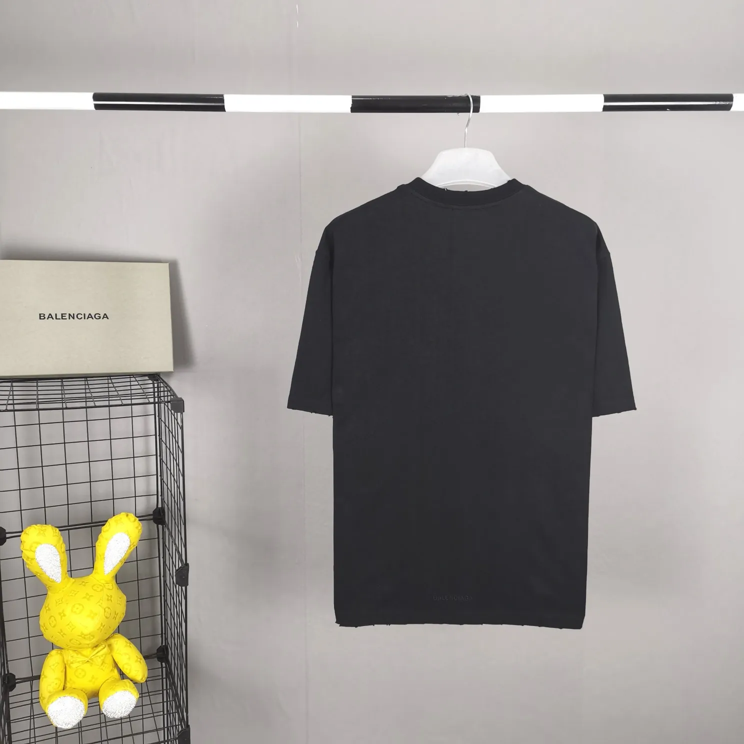 The strongest Balenciaga/Balenciaga Heavy Industry washed Hulk Marvel joint short-sleeved fabric is made of double yarn plain weave, 280g sweatshirt fabric; matched with 32S/1*2 fine cotton double yarn 1*1 rib, washed environmentally friendly dyed fabric, and the threads are in the same vat with no color difference.  The front printed green giant uses water-wash printing technology; it is made of imported environmentally friendly glue material (no odor) and mechanized printing technology. Mechanical printing has high precision, the positioning accuracy can reach ±0.02mm, the quality is stable, and the printing quality is clear, just like the photo. The body is washed and frayed and embroidered elements are added, which greatly increases the interest of the clothing; it has a unique visual effect. The special washing effect creates a unique aged effect. A unisex style that blurs the boundaries, with a classic dropped shoulder and oversize silhouette, and a loose and casual upper body. Color: Black Size: XS-L P:260