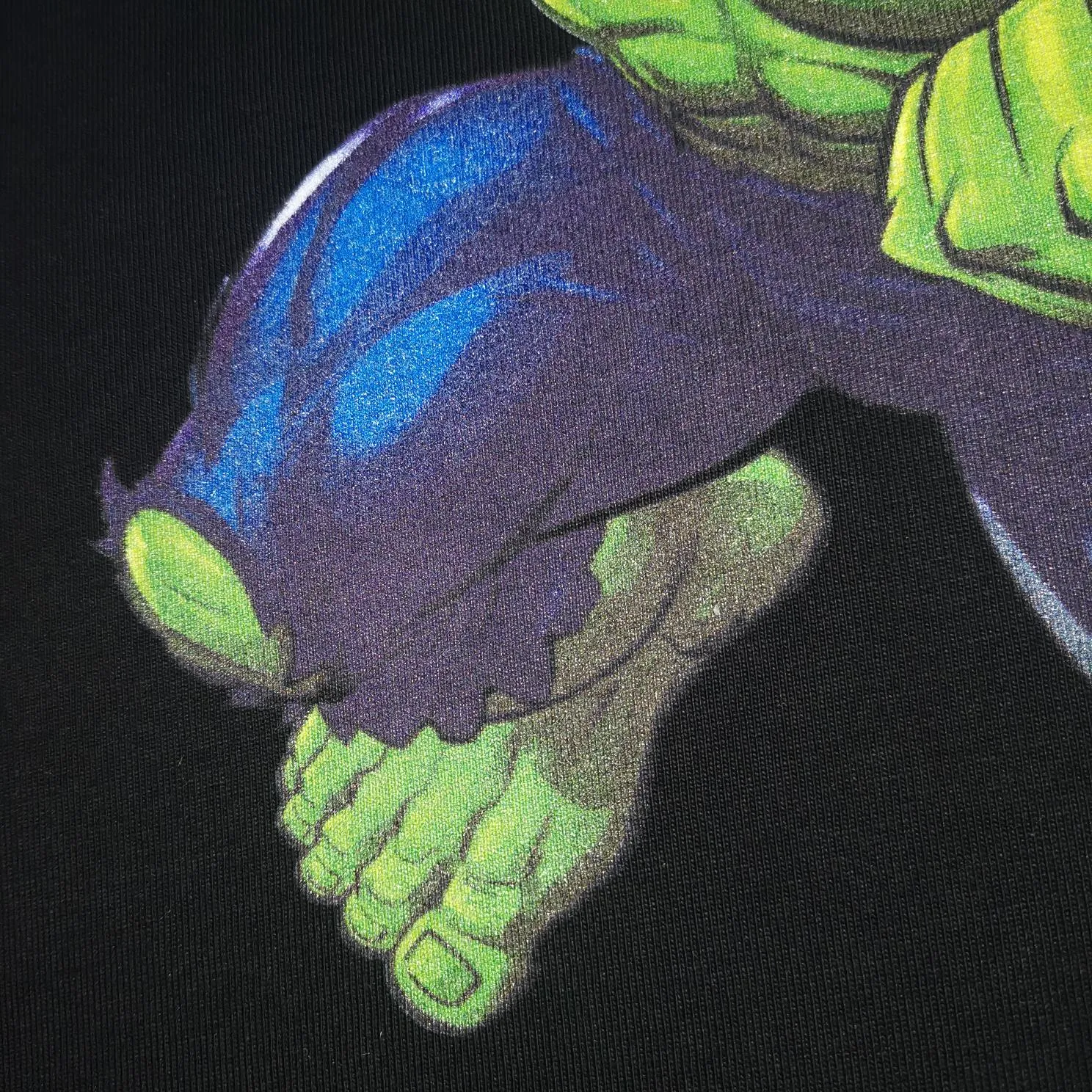 The strongest Balenciaga/Balenciaga Heavy Industry washed Hulk Marvel joint short-sleeved fabric is made of double yarn plain weave, 280g sweatshirt fabric; matched with 32S/1*2 fine cotton double yarn 1*1 rib, washed environmentally friendly dyed fabric, and the threads are in the same vat with no color difference.  The front printed green giant uses water-wash printing technology; it is made of imported environmentally friendly glue material (no odor) and mechanized printing technology. Mechanical printing has high precision, the positioning accuracy can reach ±0.02mm, the quality is stable, and the printing quality is clear, just like the photo. The body is washed and frayed and embroidered elements are added, which greatly increases the interest of the clothing; it has a unique visual effect. The special washing effect creates a unique aged effect. A unisex style that blurs the boundaries, with a classic dropped shoulder and oversize silhouette, and a loose and casual upper body. Color: Black Size: XS-L P:260